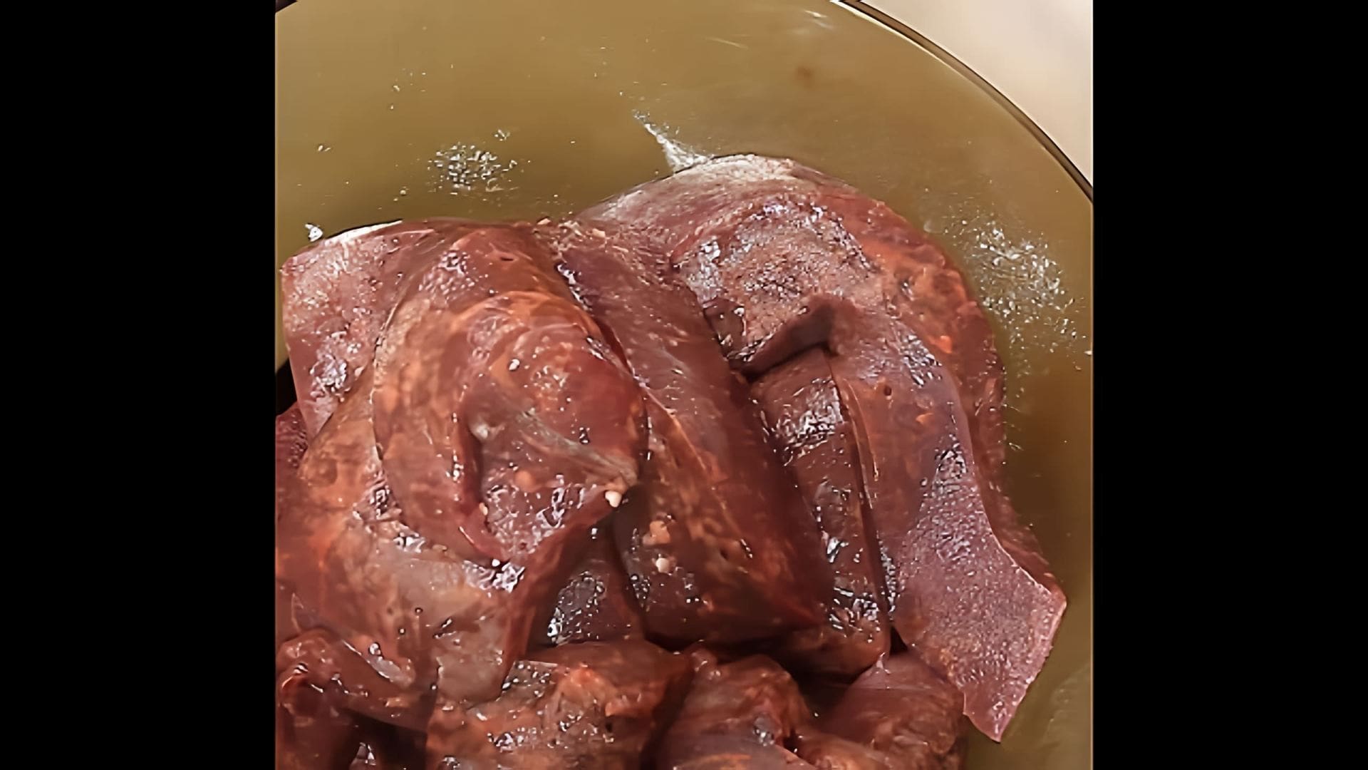 В этом видео демонстрируется процесс приготовления нежнейшей говяжьей печени