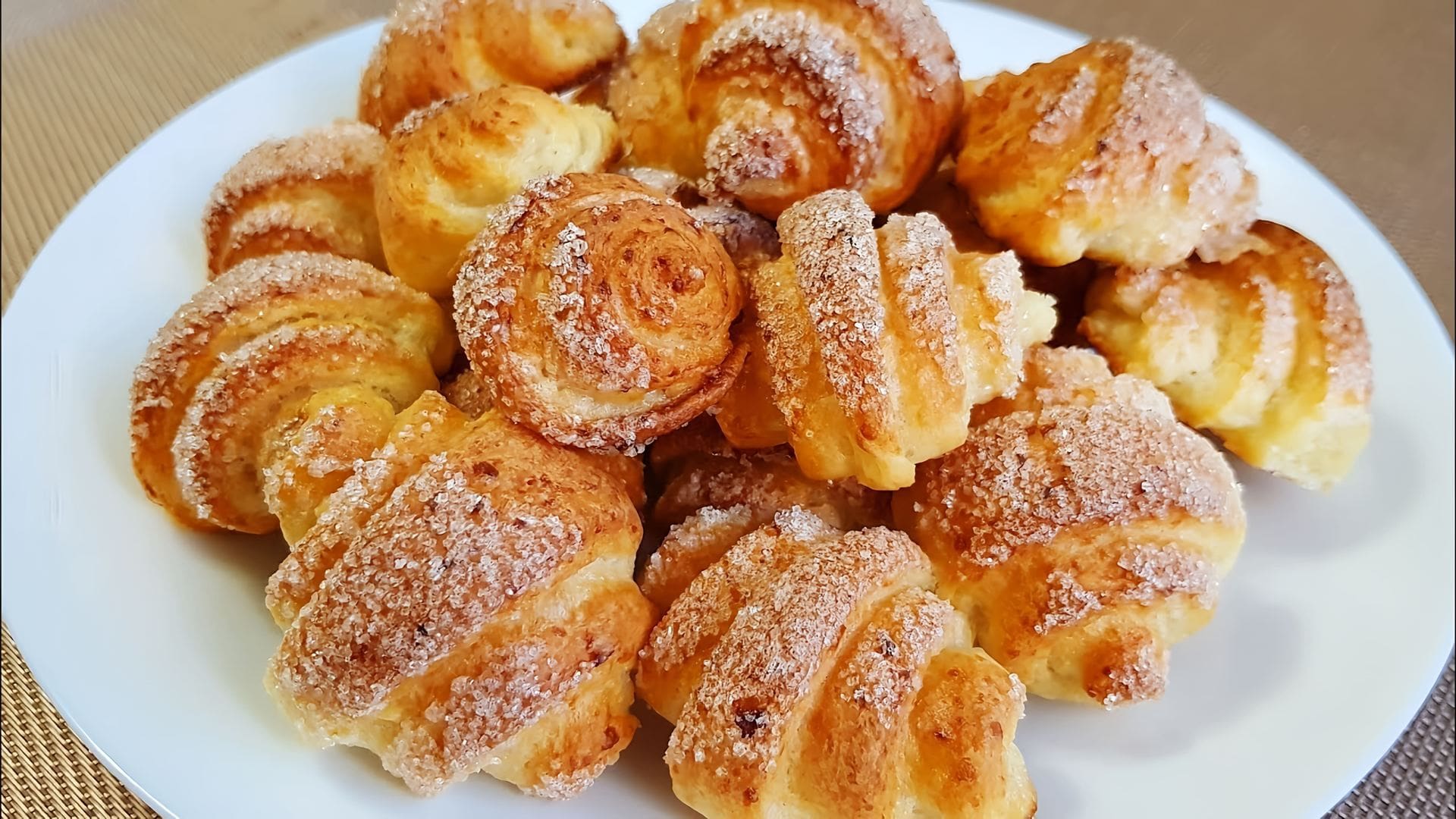 Рогалики с сахаром рецепт. Творожные рогалики. Печенье творожные рогалики. Рогалики с творогом печенье.