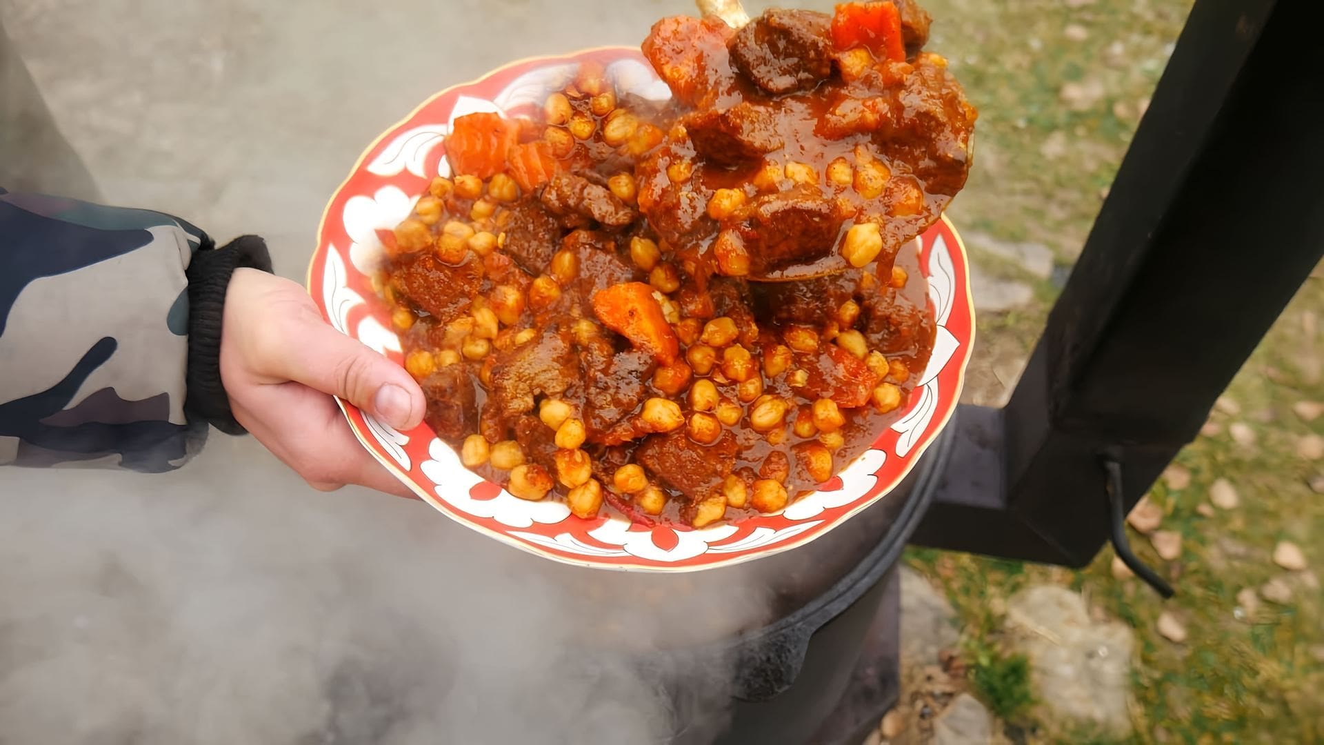 В казане с нутом. Мясо с нутом в казане на костре. Блюда с нутом и мясом в казане. Горох с мясом в казане на костре. Сеня в деле блюда в казане.