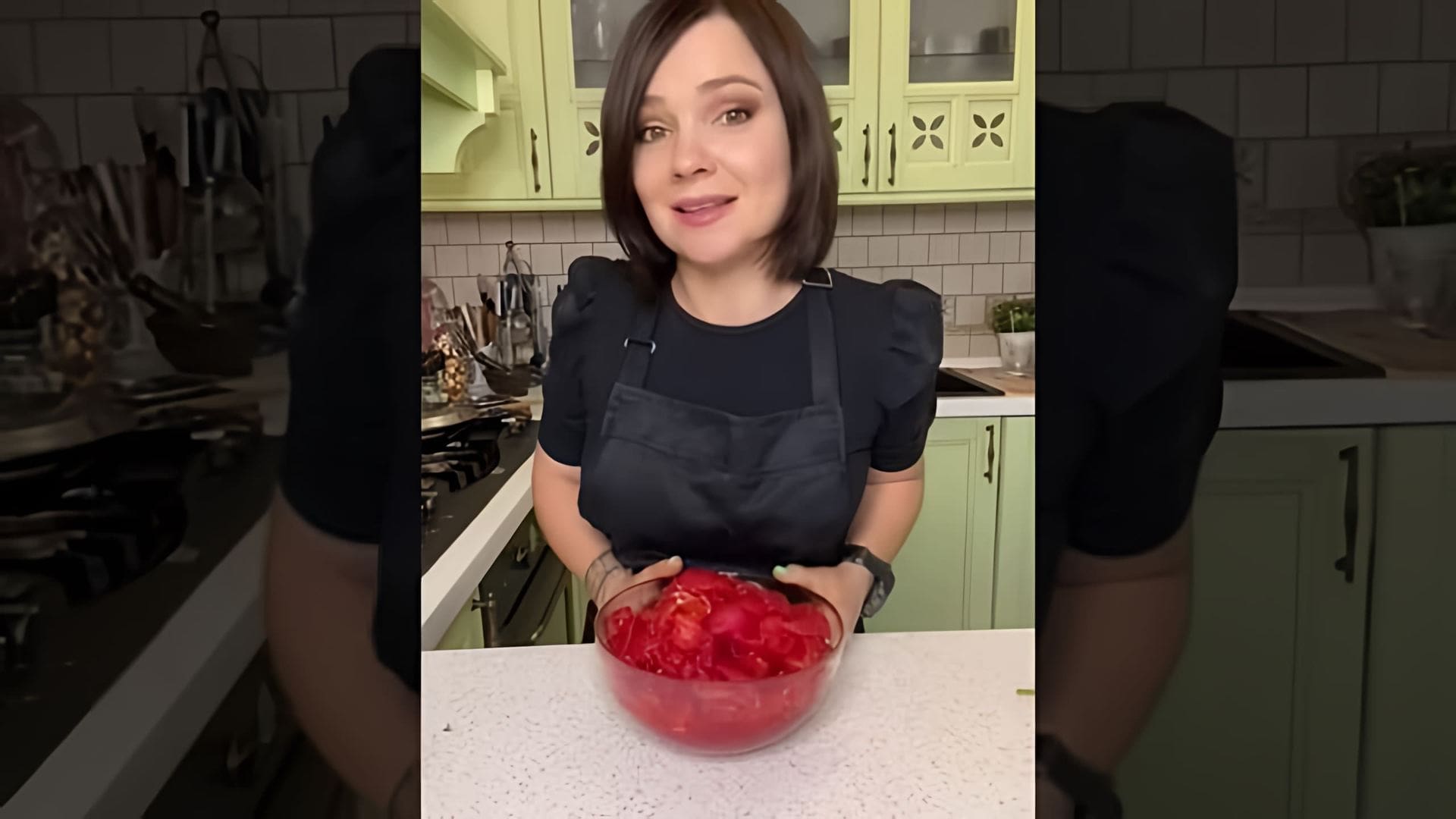 Видео посвящено приготовлению венгерского томатного соуса/рагу по имени лечо