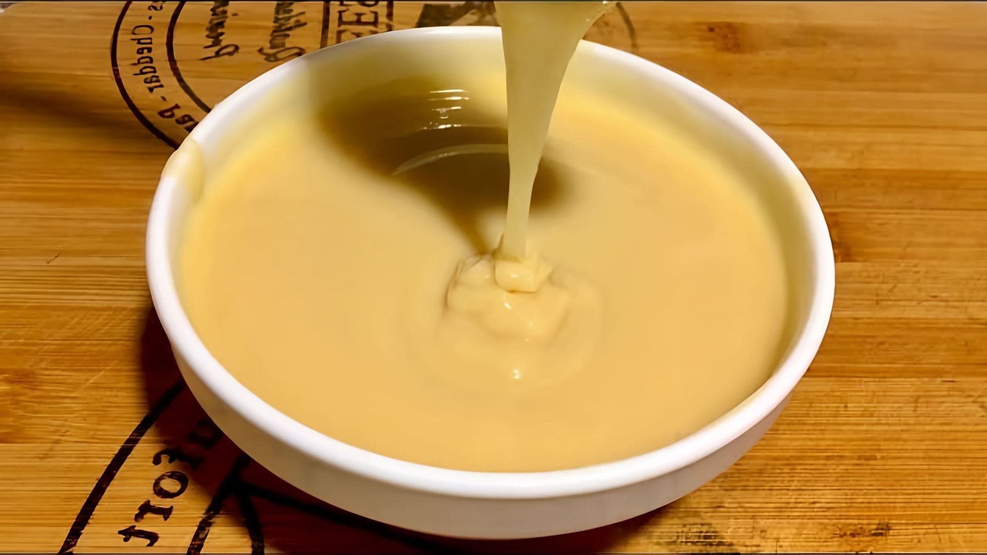 В этом видео-ролике рассказывается о том, как приготовить сгущённое молоко из обычного магазинного молока