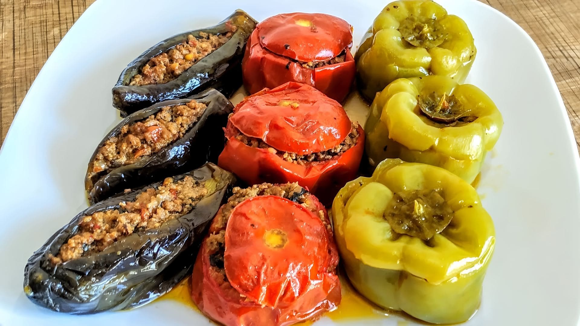 Перец долма. Бадымджан долмасы. Бадымджан долмасы по-азербайджански. Долма с помидором и перцем. Бадамжан долма.