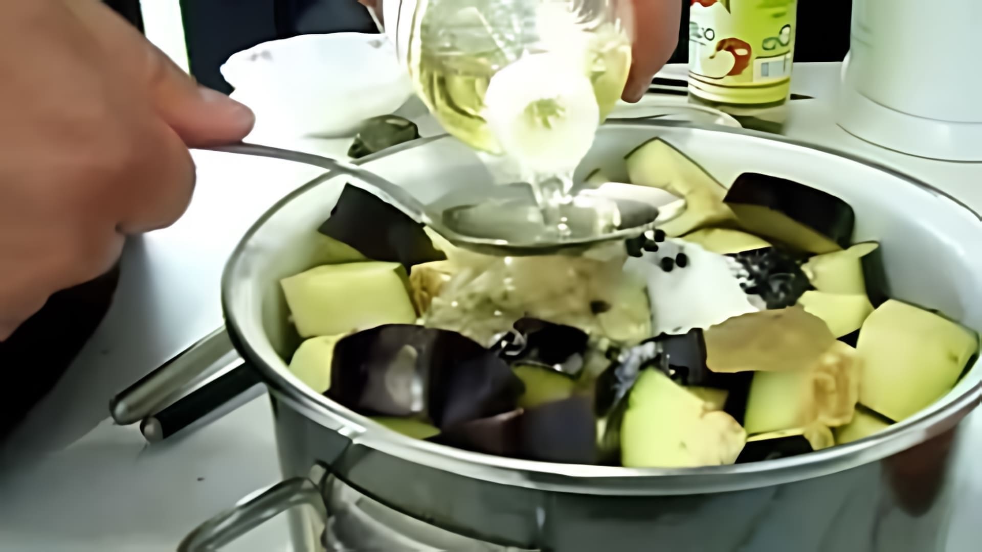 В этом видео демонстрируется быстрый и простой рецепт маринованных баклажанов