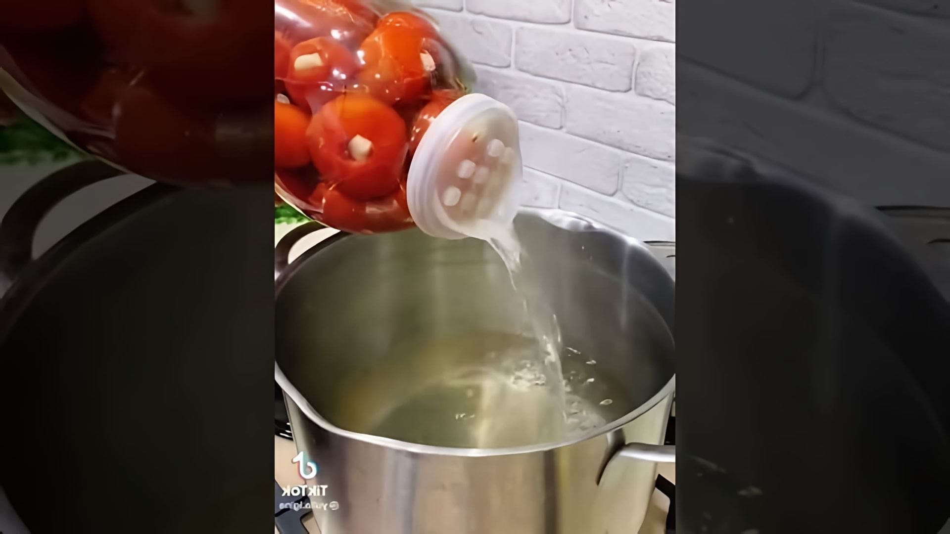 В этом видео демонстрируется процесс приготовления сладких помидоров с чесноком на зиму