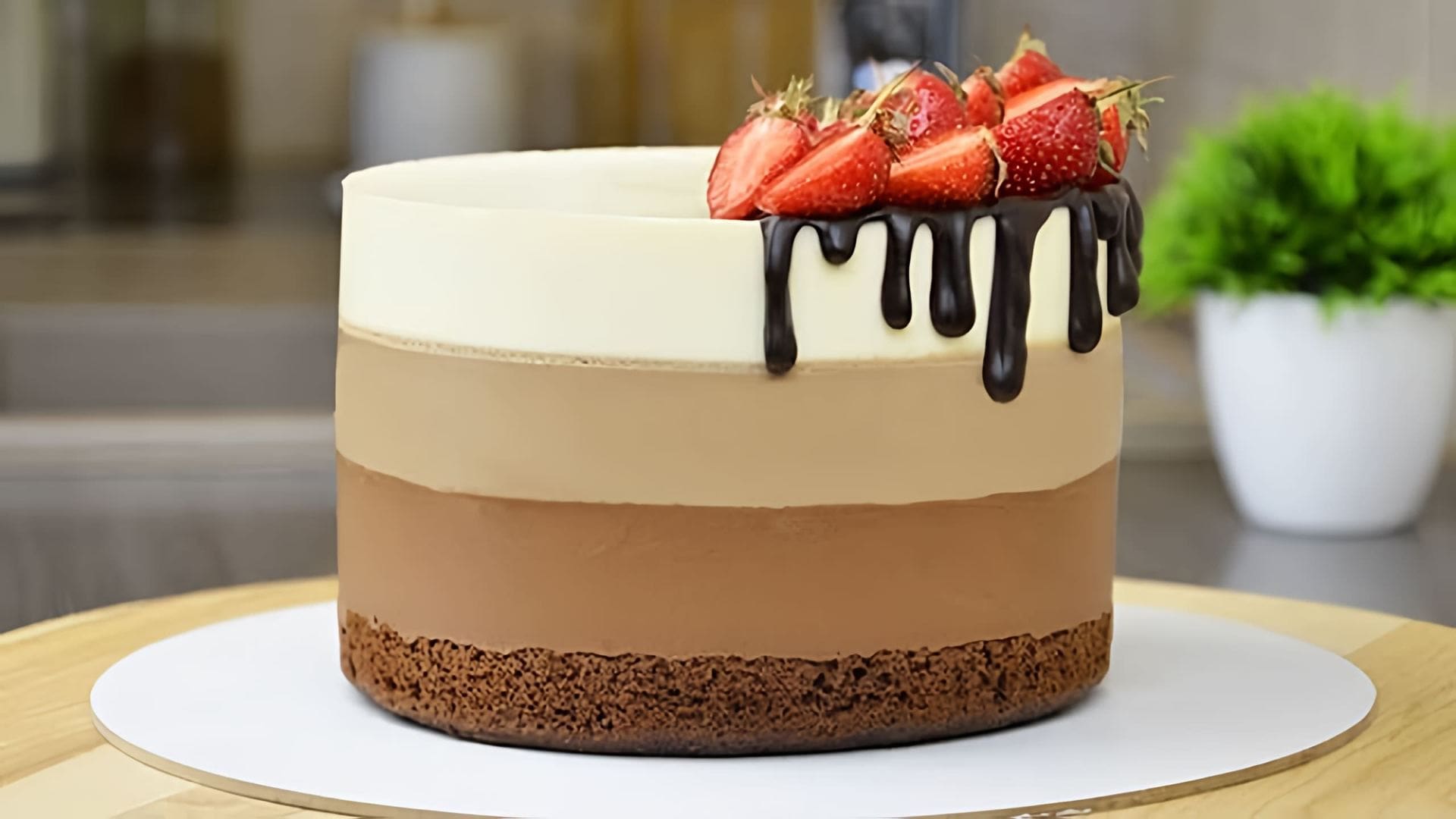 В этом видео демонстрируется рецепт муссового торта "Три шоколада"
