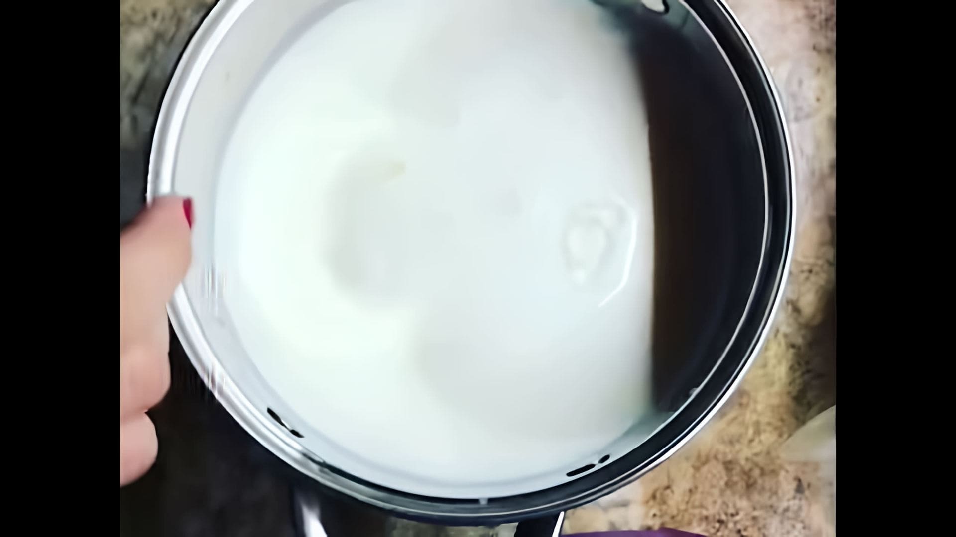 В данном видео демонстрируется процесс приготовления блинчиков на 1 литр молока