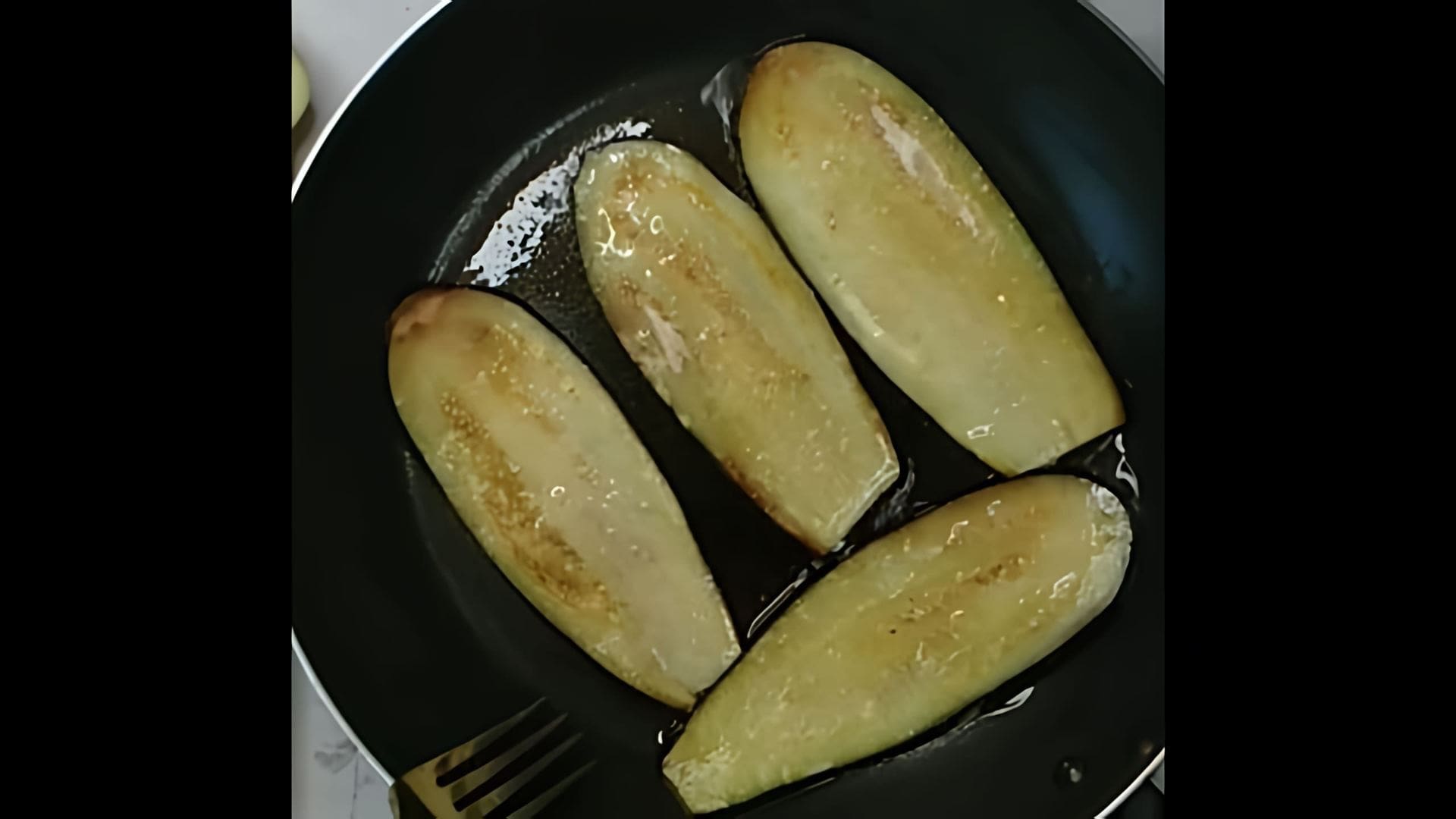 В этом видео-ролике вы увидите, как приготовить самую вкусную закуску из баклажанов