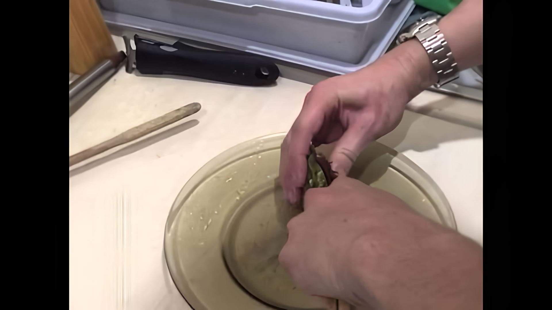 В этом видео-ролике демонстрируется, как разделать морской гребешок за 15 секунд