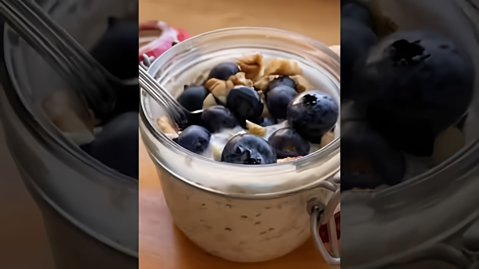 Видео рассказывает о приготовлении овсянки на завтрак без готовки