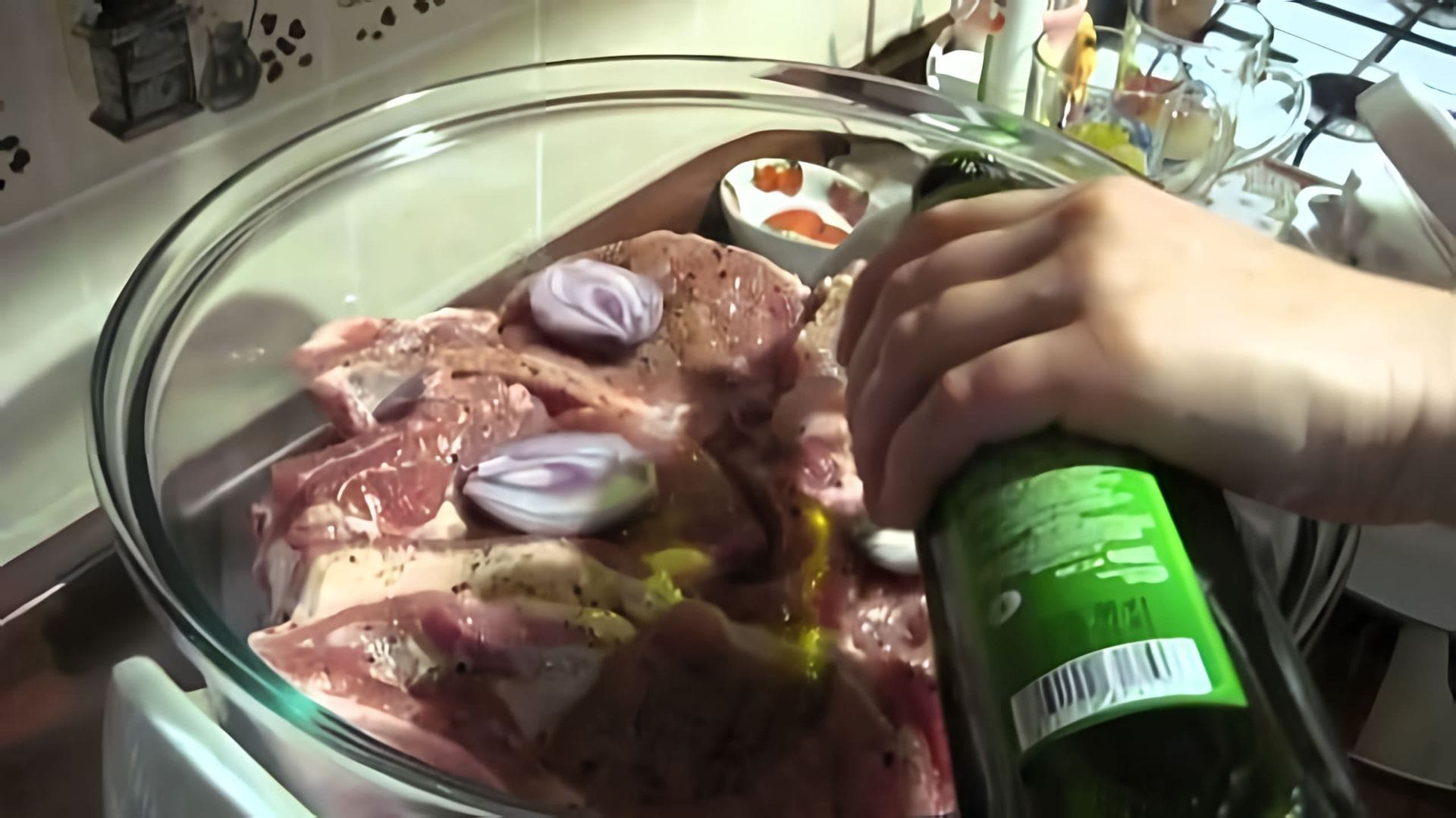 В этом видео-ролике показан процесс приготовления свинины в аэрогриле
