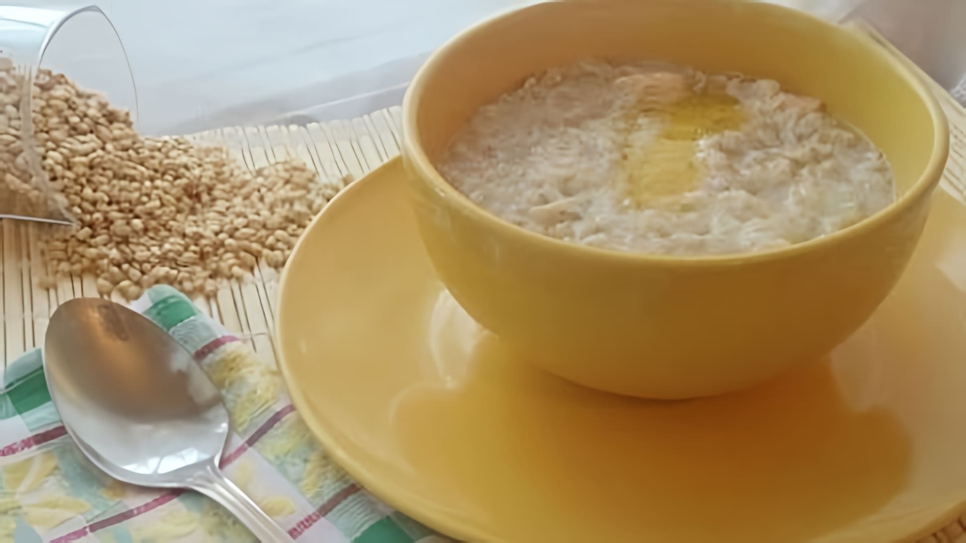 В этом видео демонстрируется процесс приготовления пшеничной каши на молоке