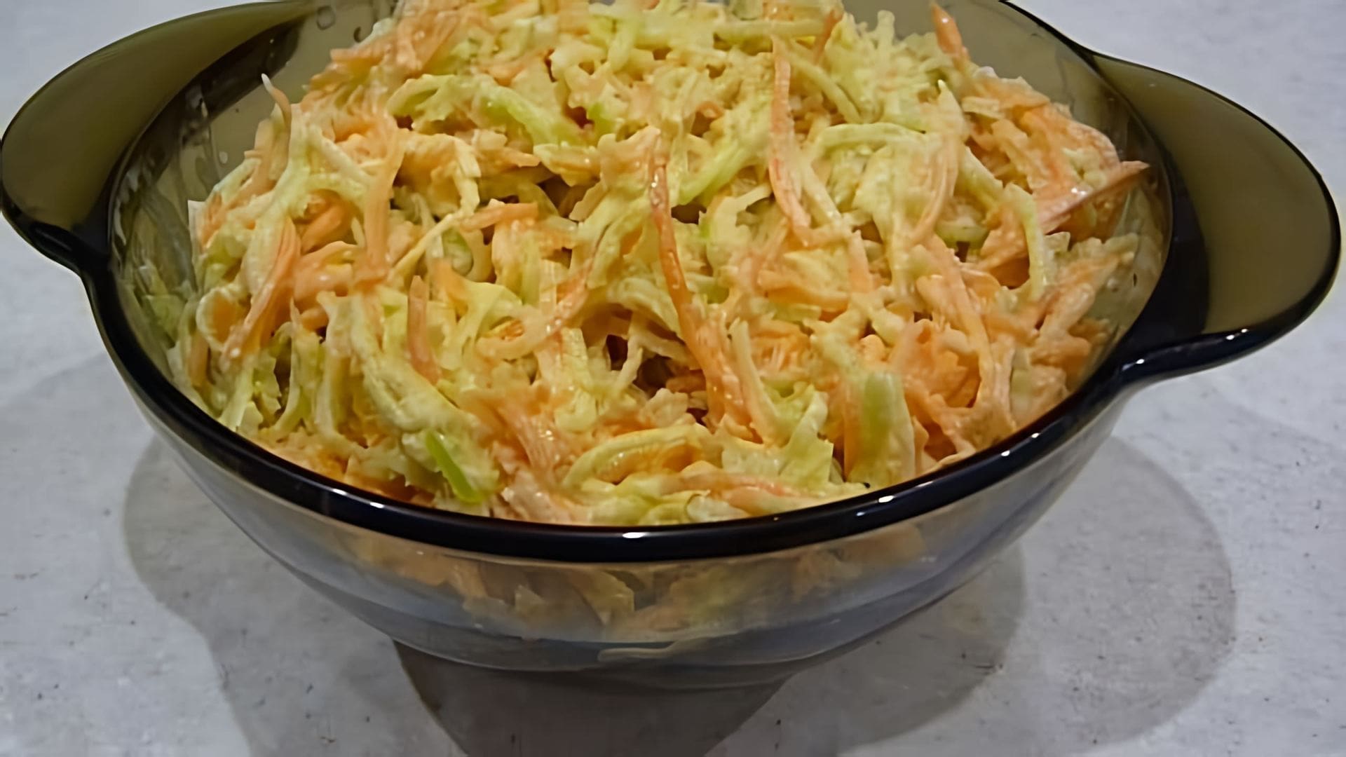 В этом видео демонстрируется процесс приготовления витаминного салата из редьки и моркови