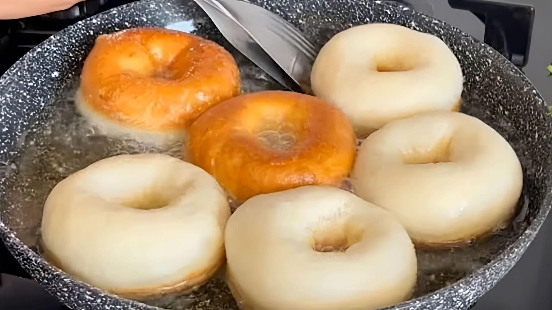 В данном видео демонстрируется процесс приготовления вкусных пончиков с восходящими дрожжами