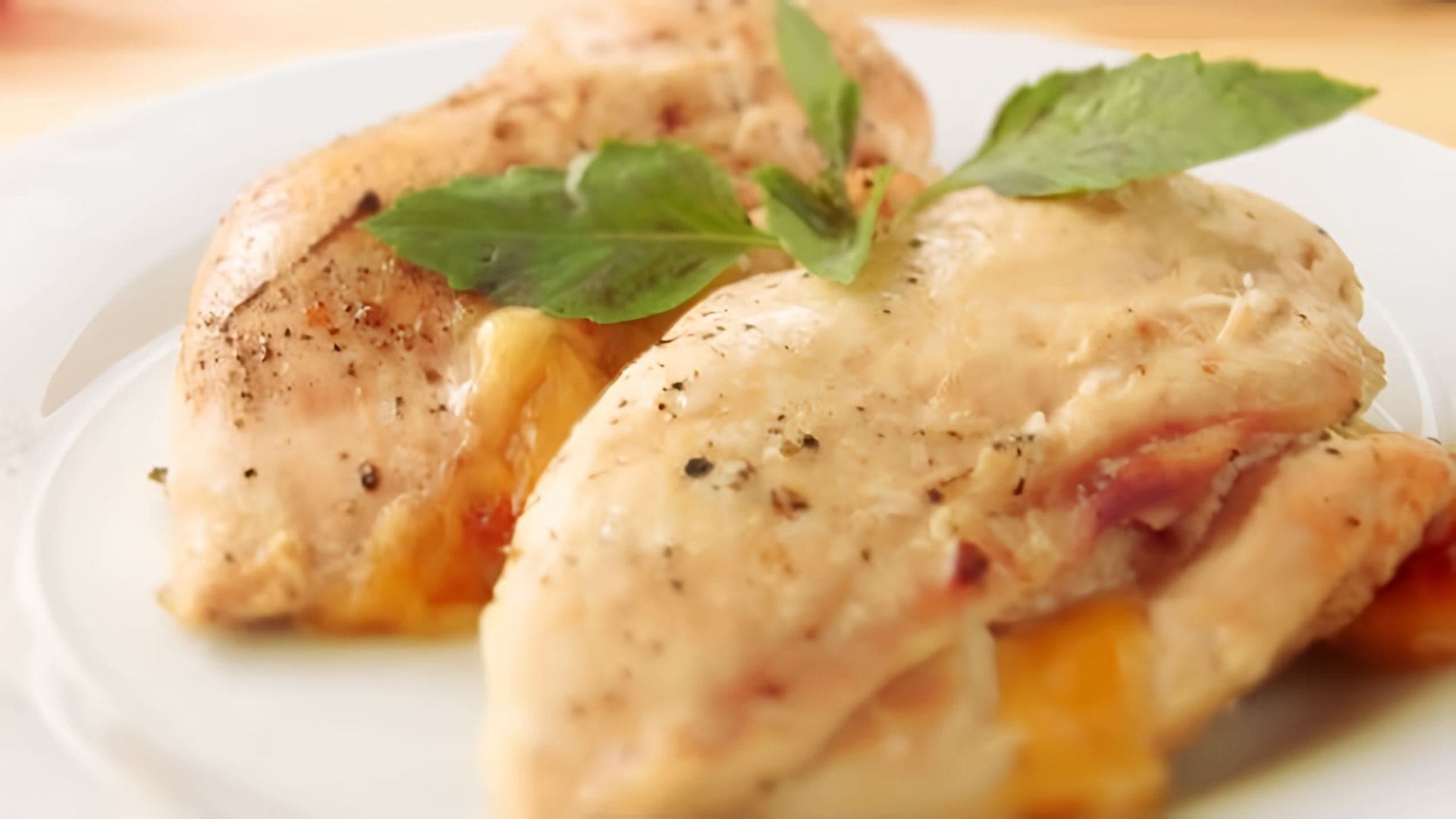В этом видео демонстрируется простой и быстрый рецепт приготовления нежнейшего куриного филе в духовке