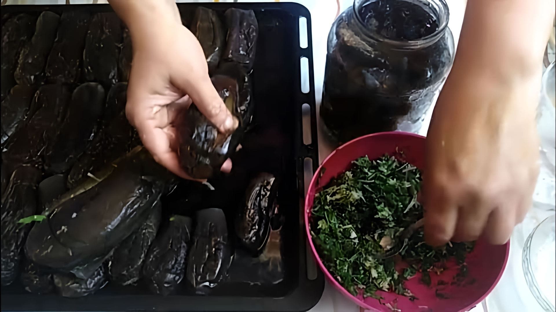 В данном видео демонстрируется процесс приготовления квашеных баклажанов без уксуса и сахара