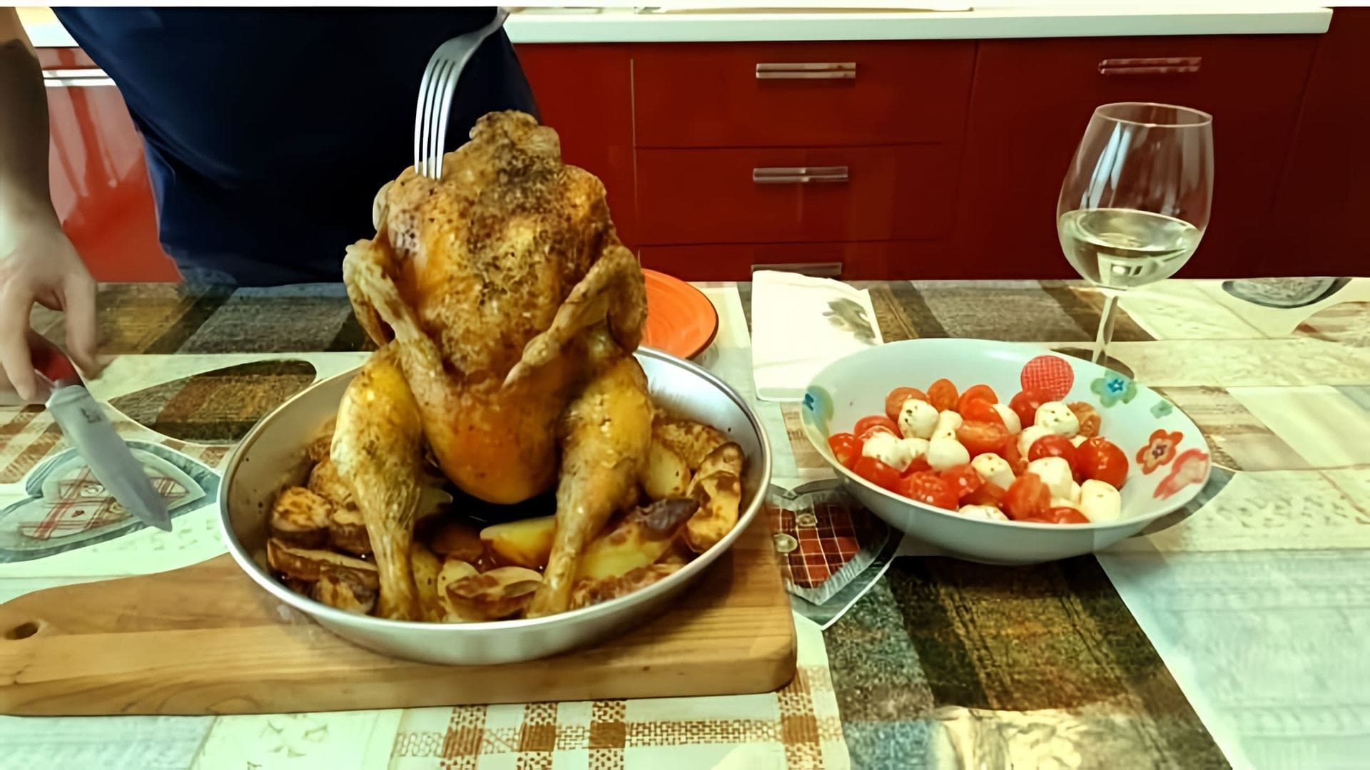 В этом видео-ролике показан процесс приготовления курицы на бутылке в духовке с картошкой