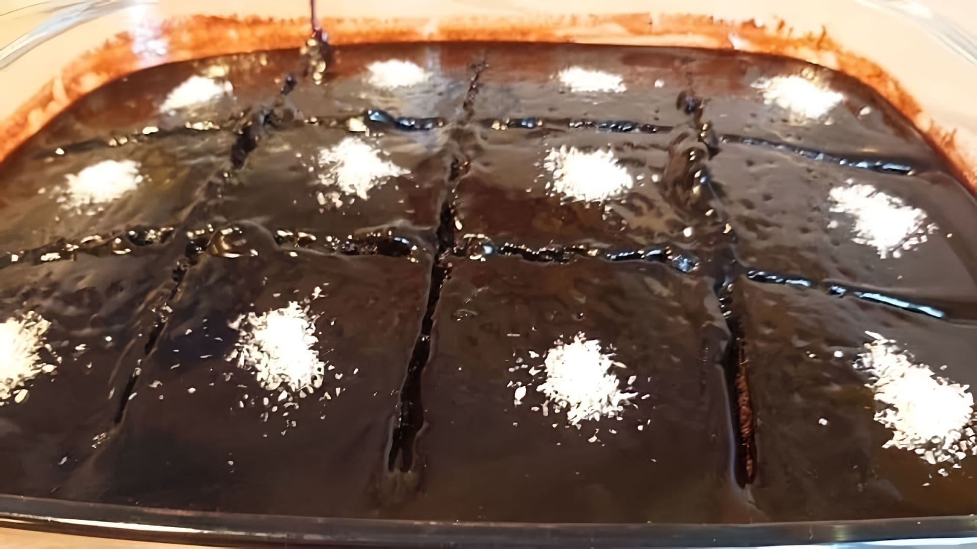 В этом видео демонстрируется процесс приготовления шоколадного пирога по турецкому рецепту