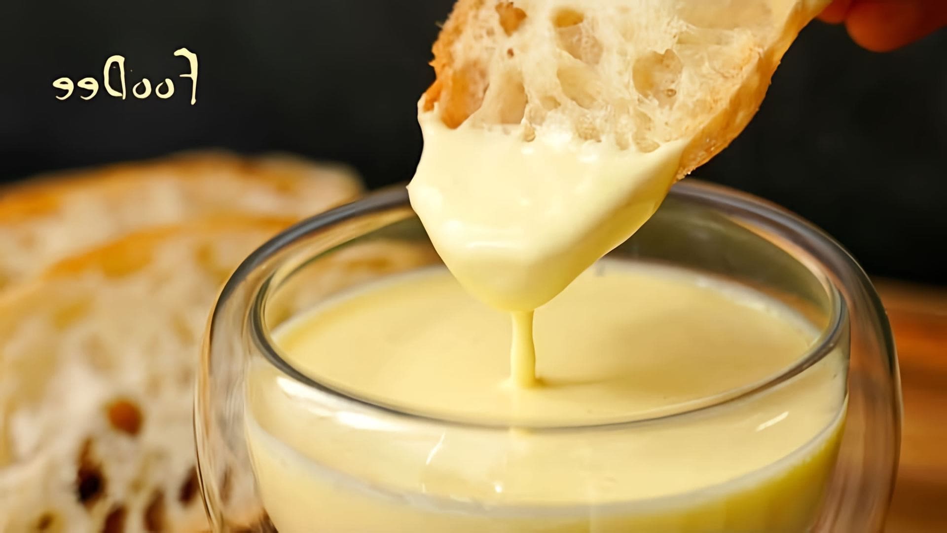 Видео как приготовить вкусный сырный соус, который занимает всего 1-2 минуты