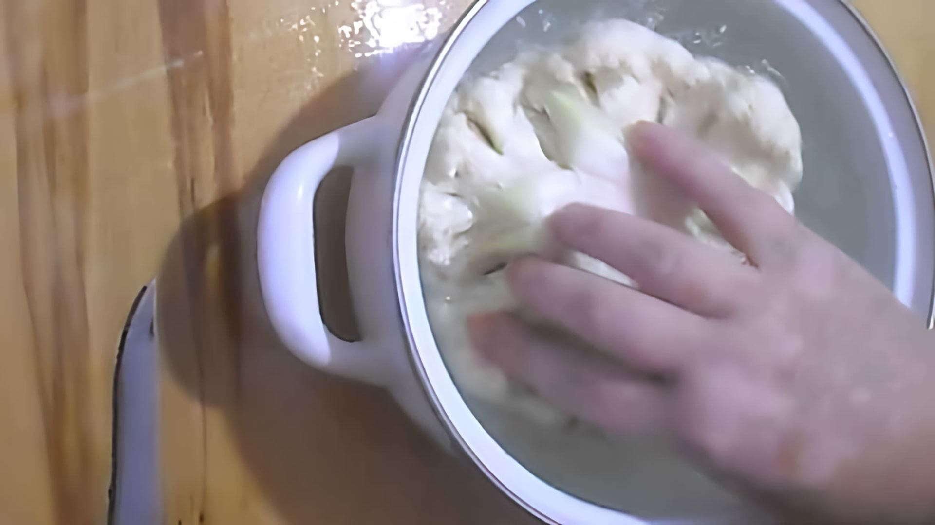 В этом видео демонстрируется процесс приготовления тушеной цветной капусты в мультиварке