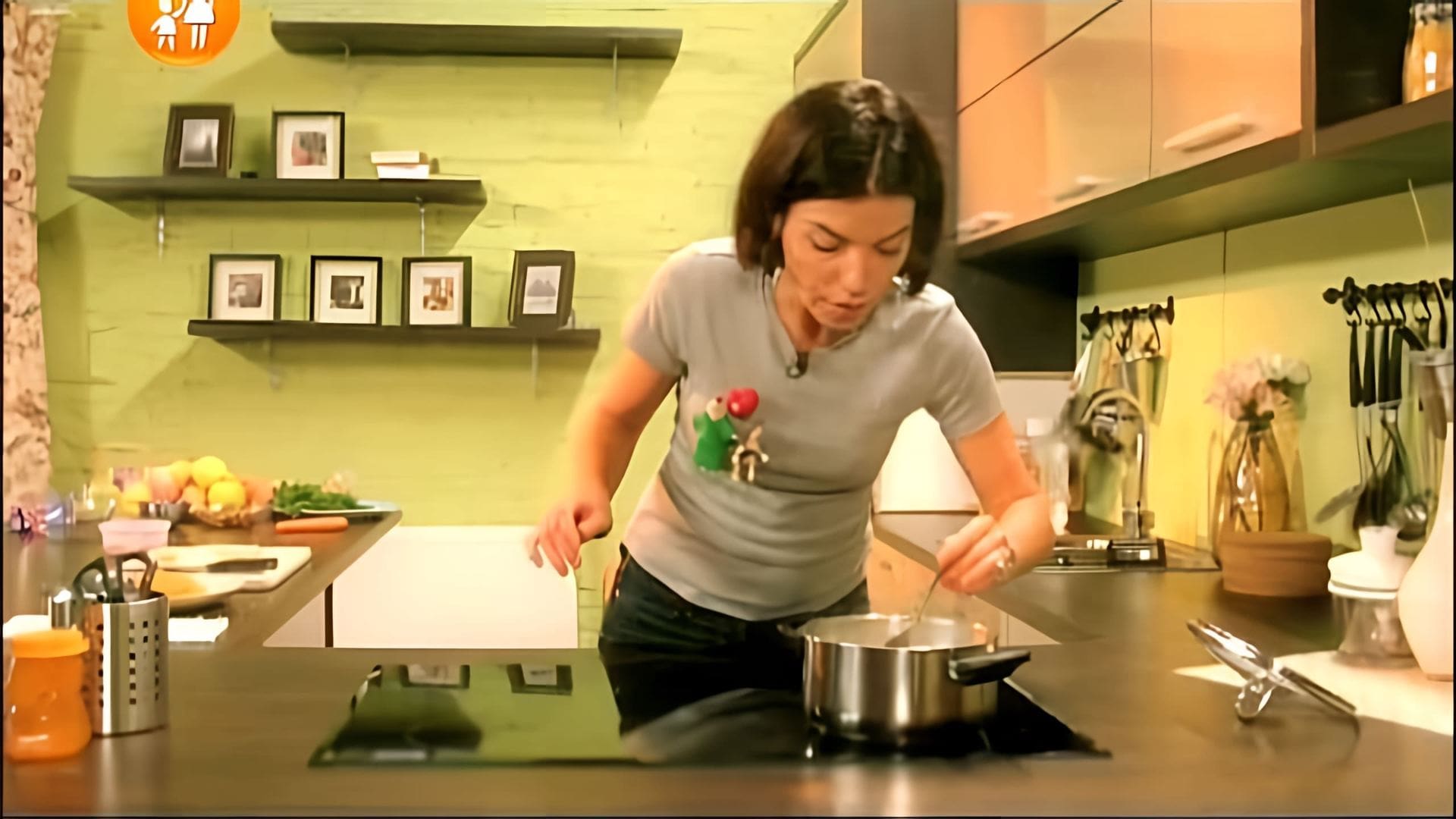 В этом видео-ролике рассказывается о детском меню, в котором присутствует суп с фрикадельками