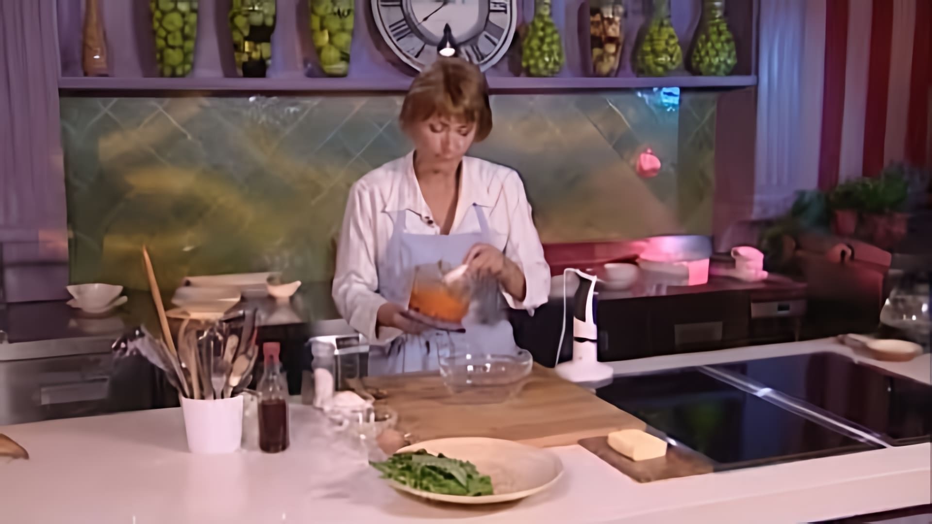 В этом видео Алена Спирина предлагает несколько блюд для девичника: закуску из слабосоленой форели и сливочного сыра, тыквенные клецки и тосканское печенье
