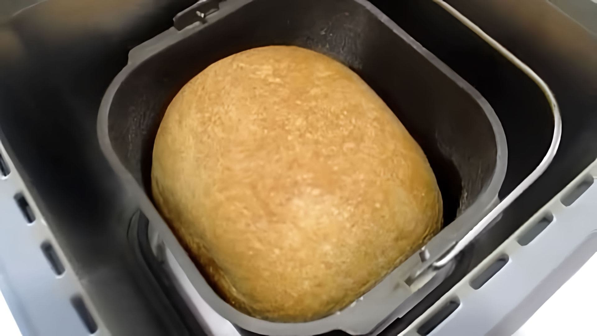 Видео как испечь французский хлеб в хлебопечке, используя простой рецепт из муки, сухих дрожжей, соли, воды и сахара
