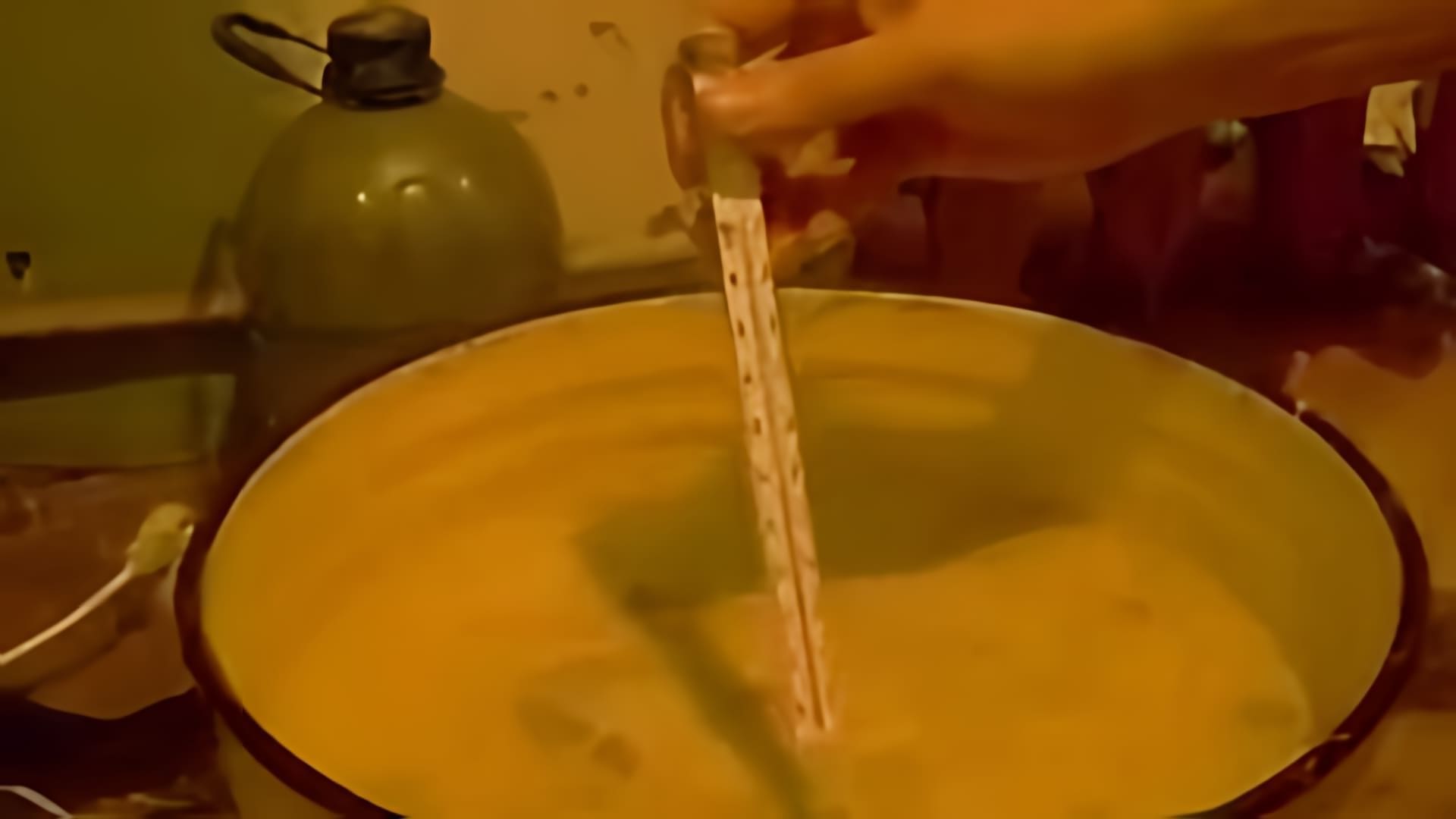 В данном видео демонстрируется процесс приготовления браги из картошки