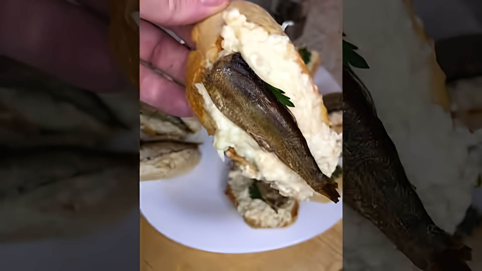 В этом видео демонстрируется рецепт приготовления еврейских бутербродов