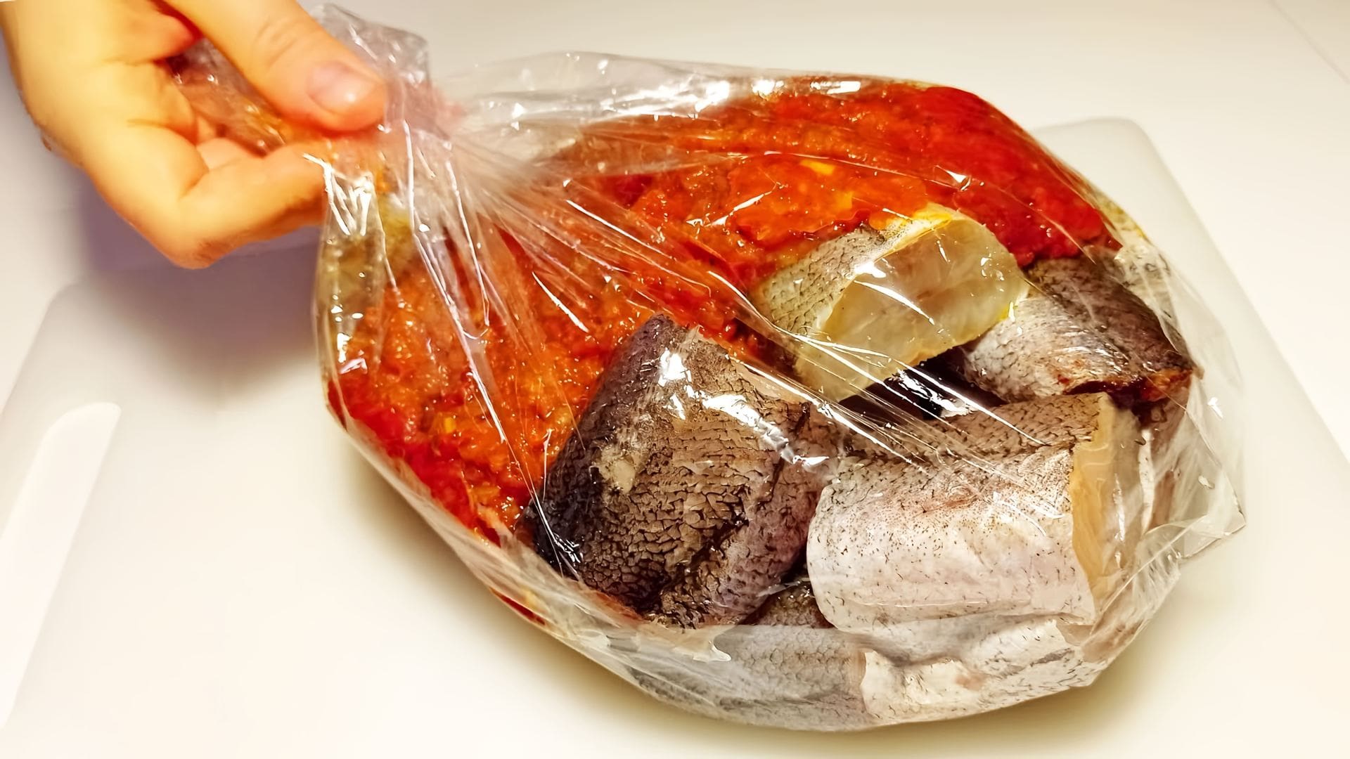 Рыба форель в духовке в фольге. Скумбрия в рукаве для запекания. Скумбрия в духовке в рукаве с картошкой. Рыба в рукаве в духовке. Скумбрия в пакете для запекания с овощами.