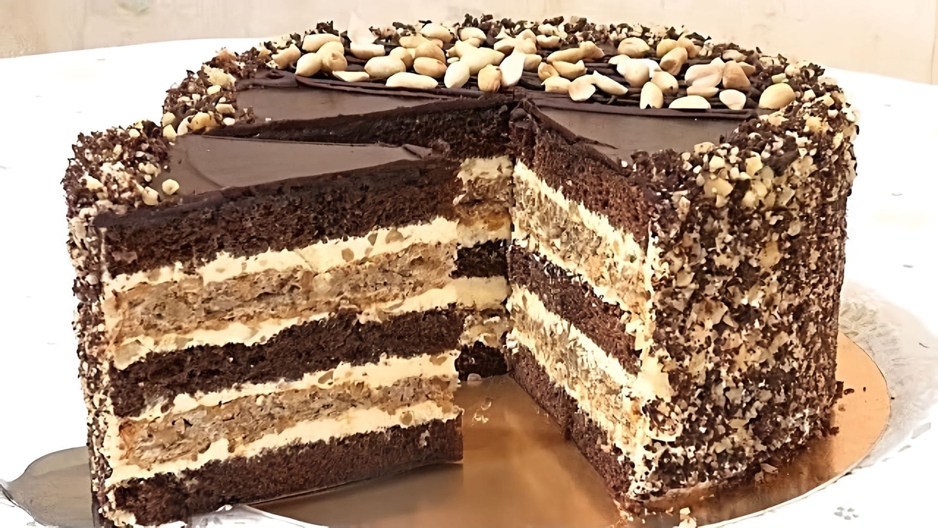 В этом видео представлен рецепт домашнего торта "Ореховое наслаждение"