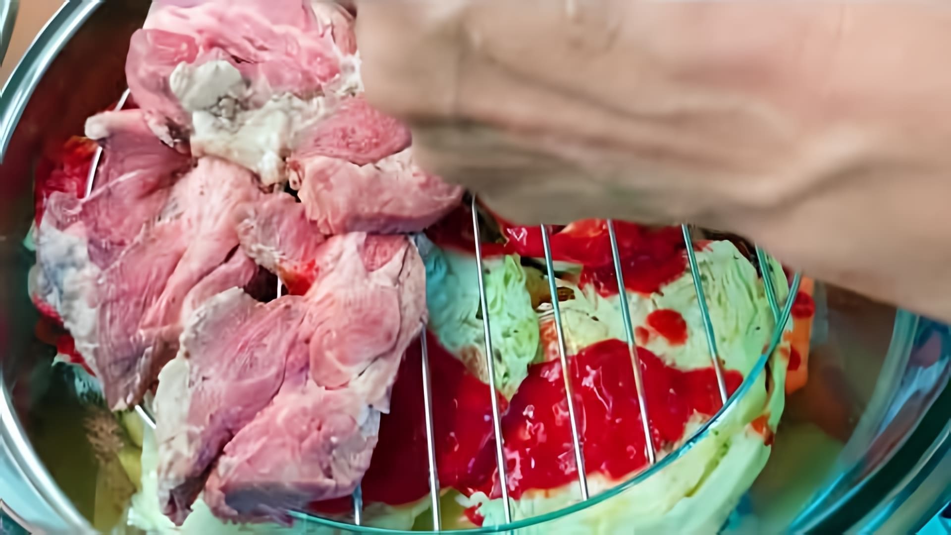 В этом видео демонстрируется процесс приготовления овощей с мясом в аэрогриле