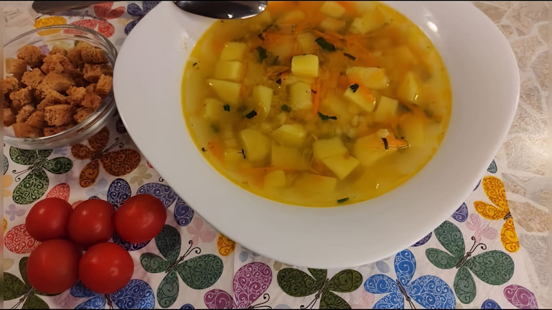 В этом видео-ролике вы увидите, как приготовить вкусный и лёгкий куриный суп со «звёздочками»