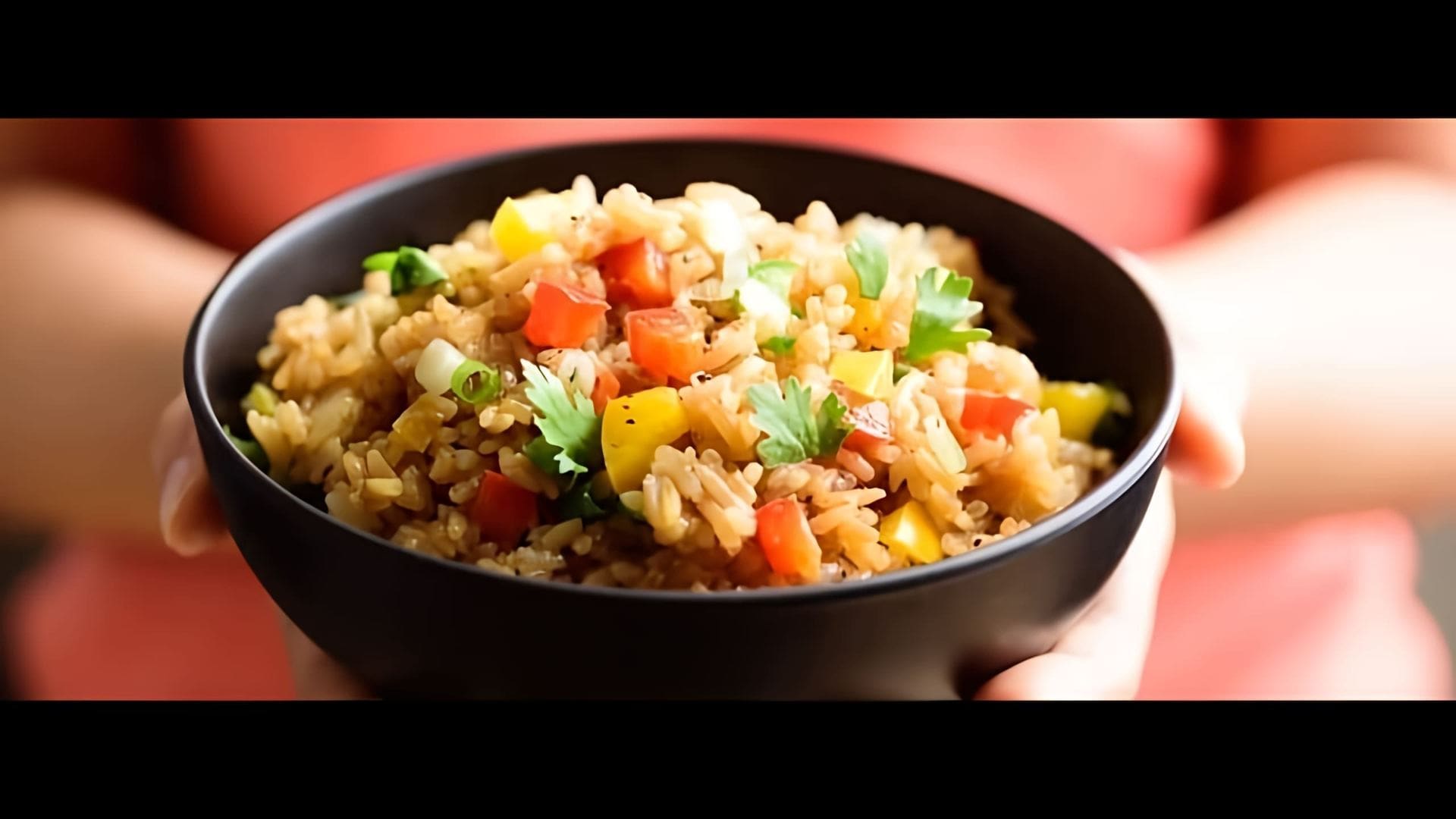 В этом видео демонстрируется рецепт тайского жареного риса с ананасом