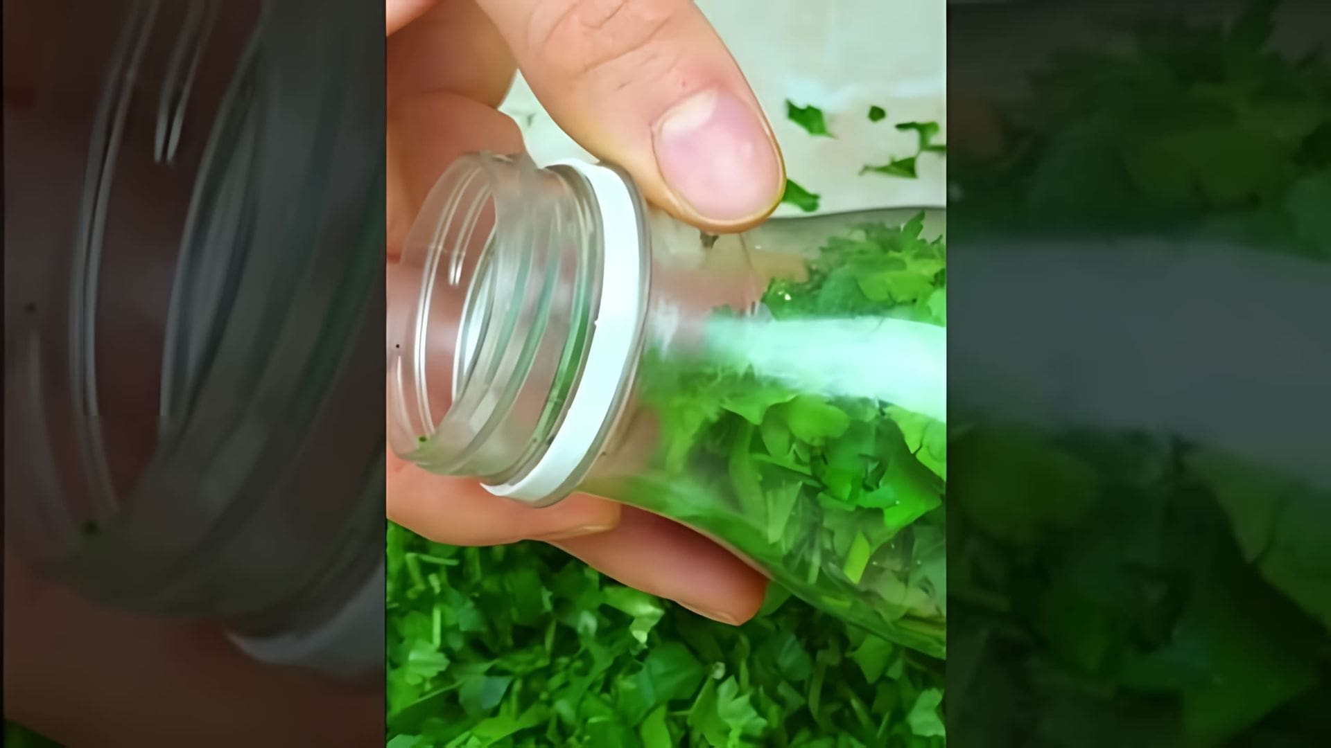В этом видео демонстрируется простой и эффективный способ заморозки зелени на зиму