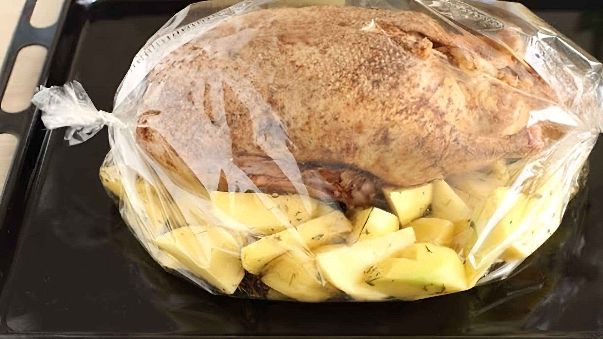 В этом видео демонстрируется процесс приготовления утки в духовке с картофелем и яблоками