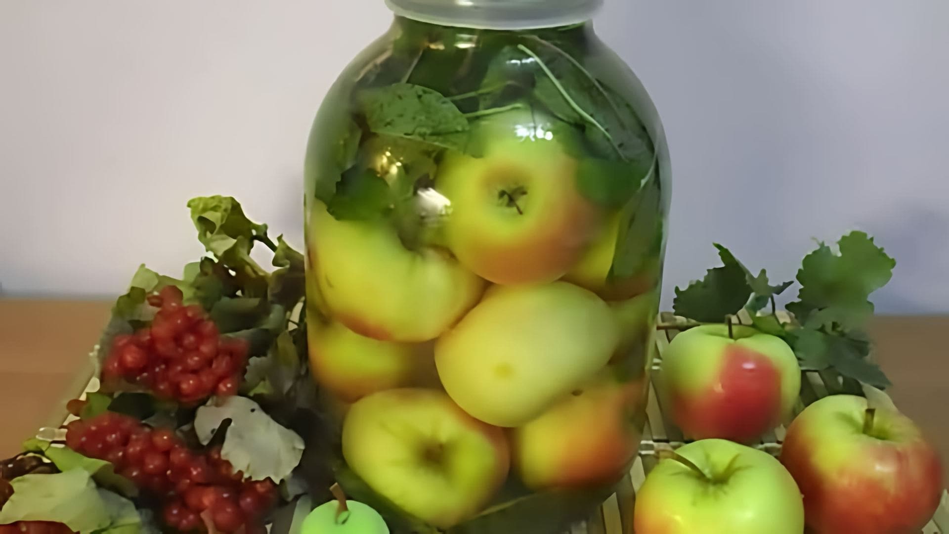 Простой рецепт очень вкусных хрустящих моченых (квашеных) яблок. Такие яблоки Вам непременно понравятся! 
