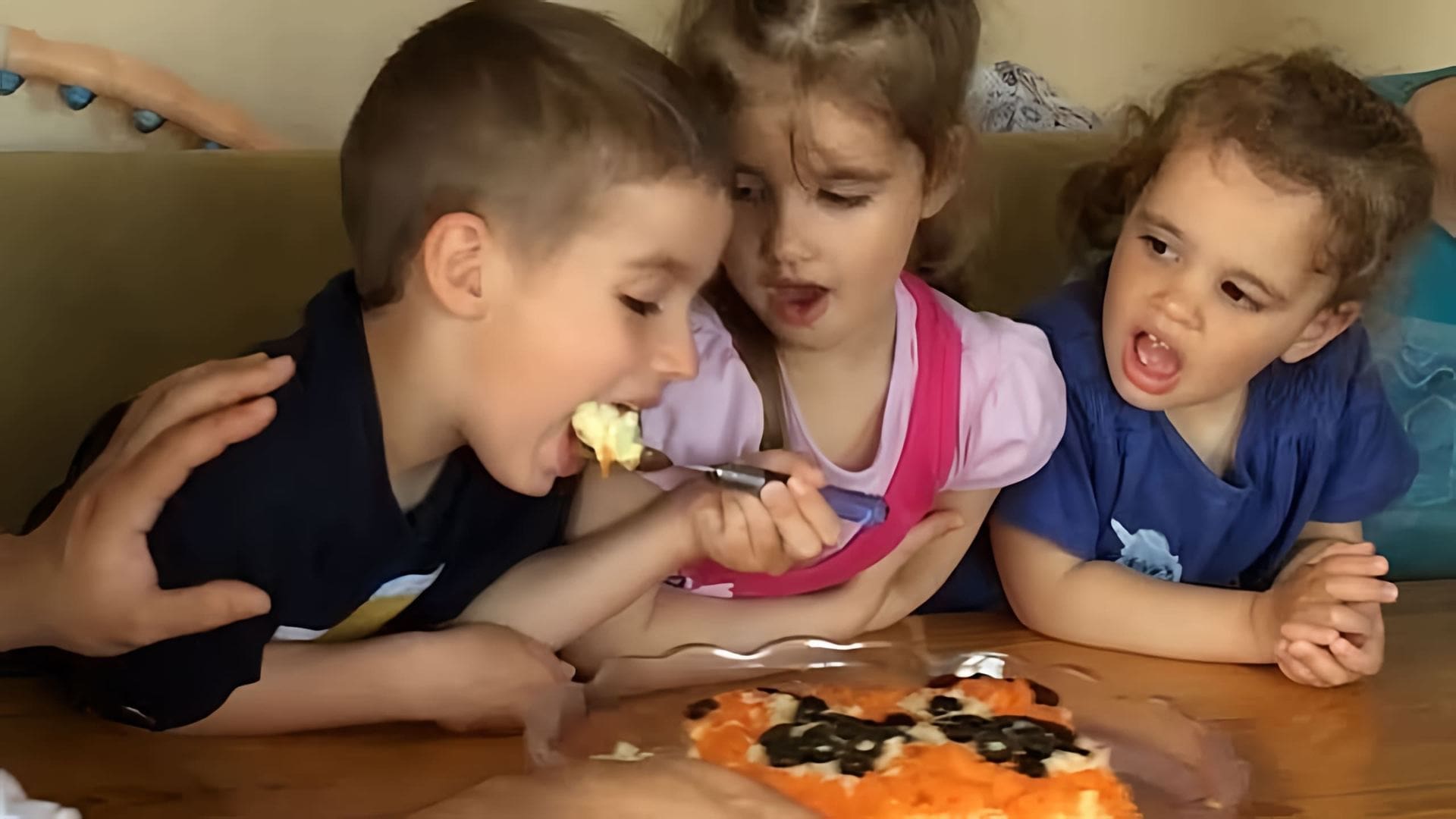 В этом видео-ролике дети готовят салат "Крабовый тигрёнок"