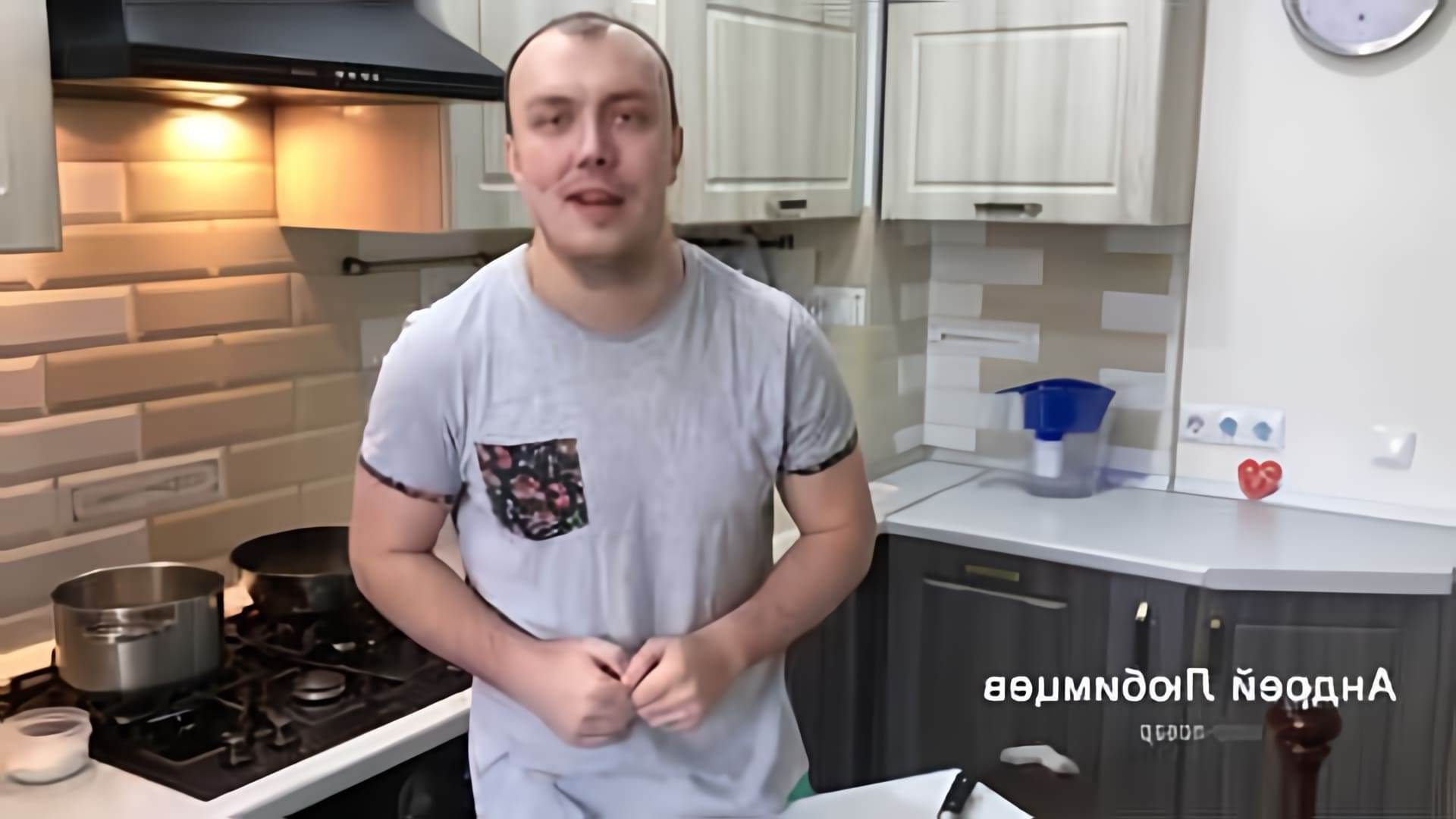 В этом видео демонстрируется рецепт приготовления удон с курицей и овощами, который можно приготовить всего за пять минут и за 50 рублей