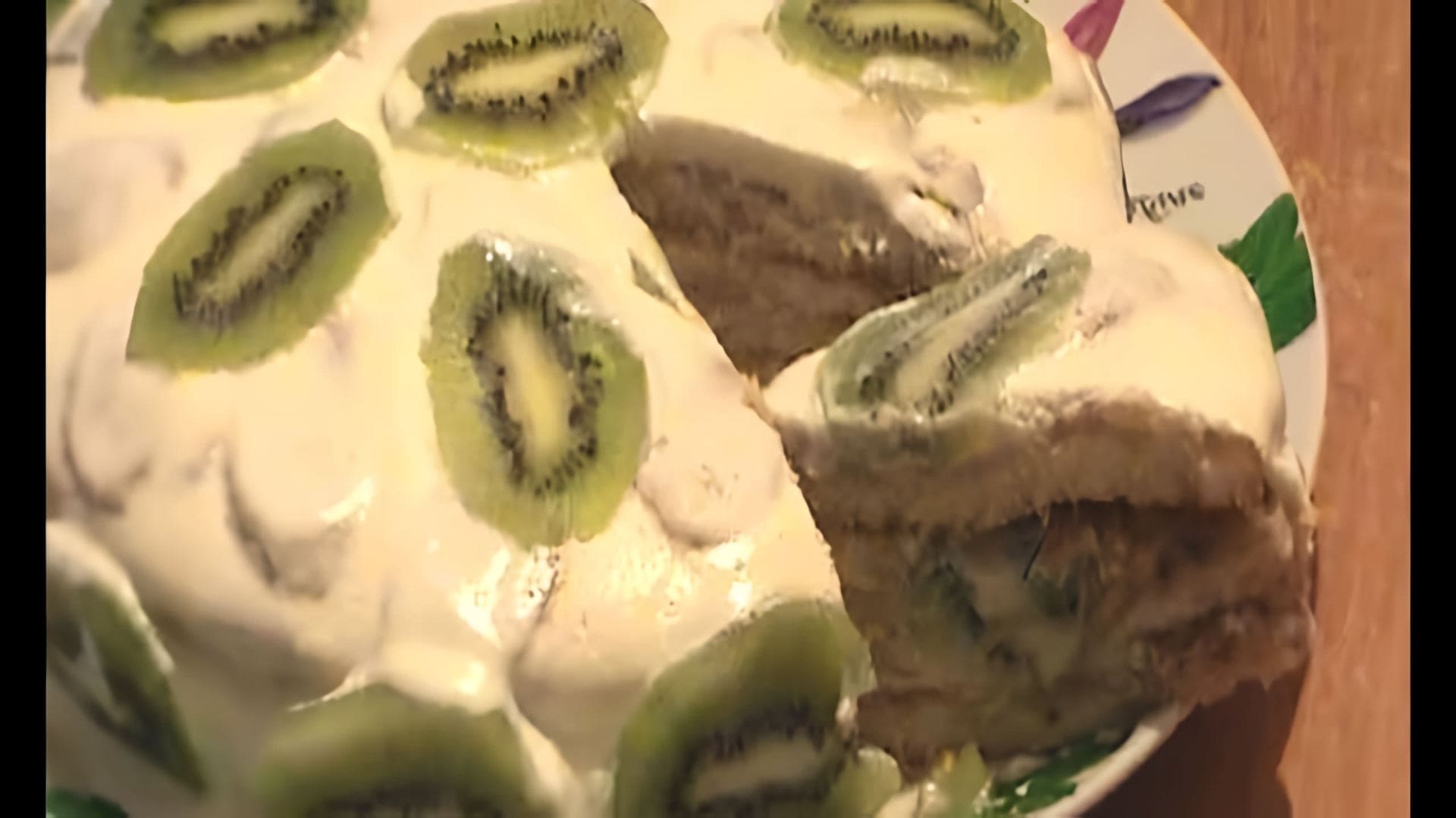 В этом видео демонстрируется процесс приготовления торта из готовых бисквитных коржей