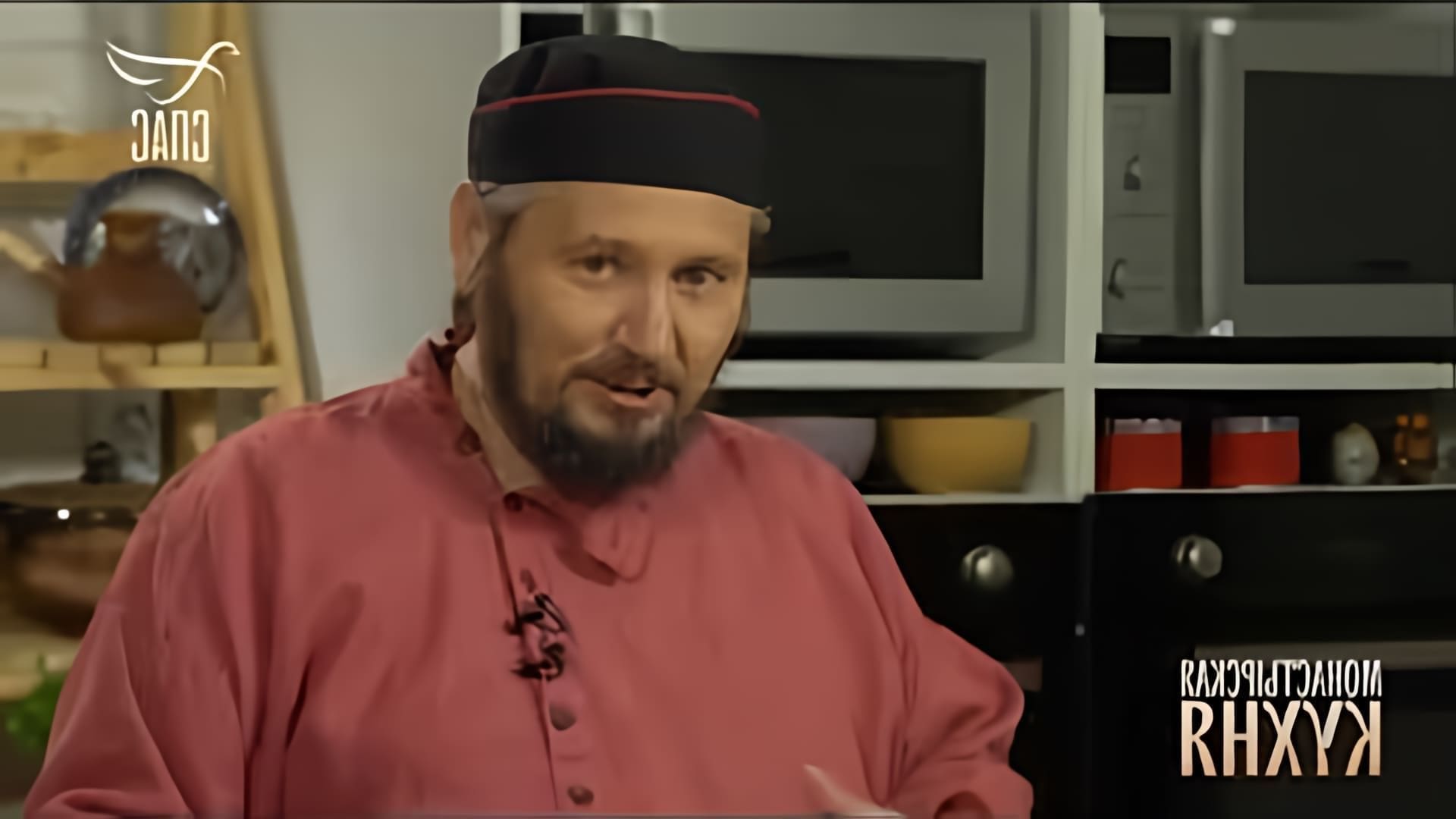 В этом видео Максим Сырников готовит два блюда: голубцы с рыбой и печенье из халвы