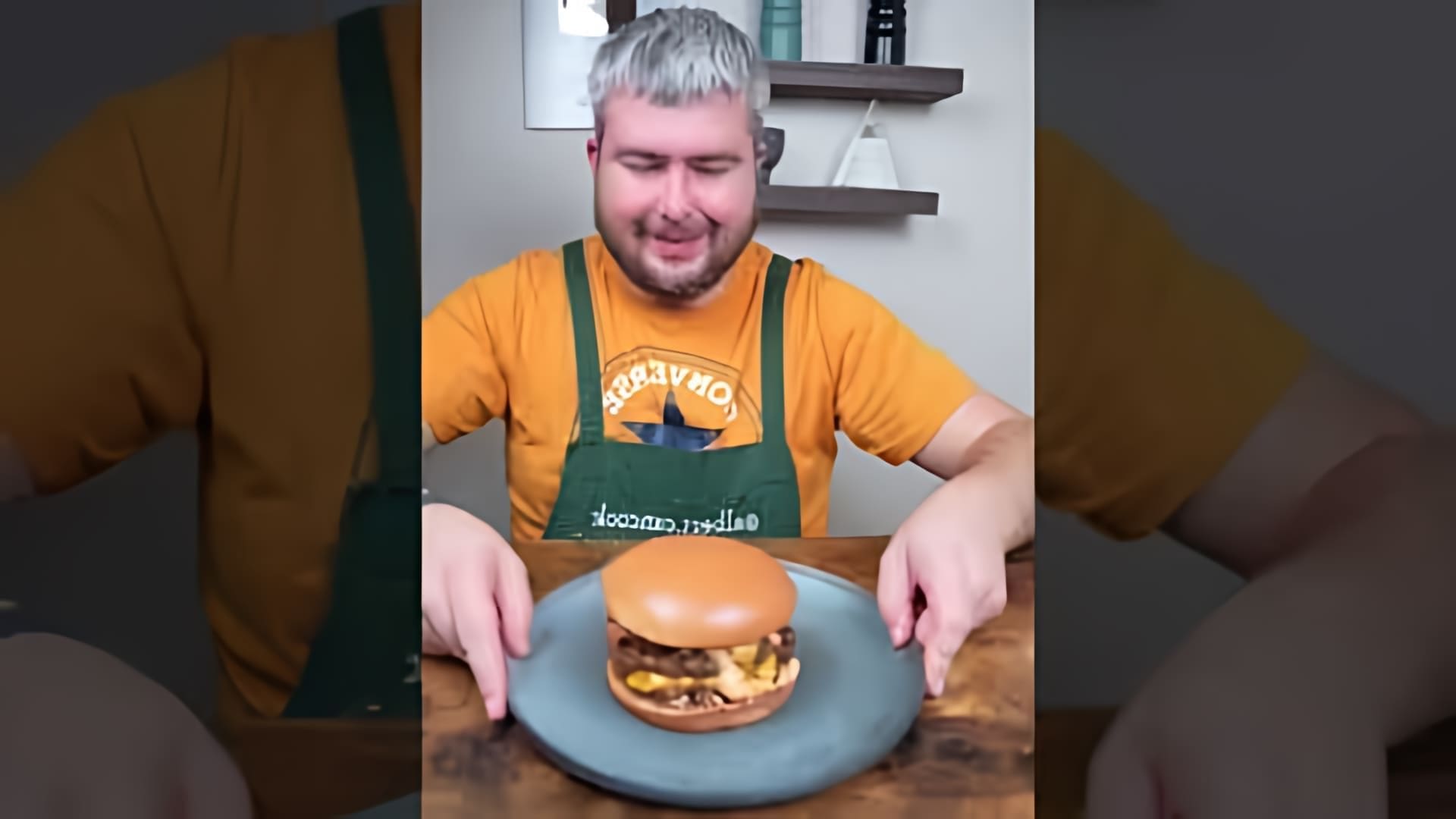В этом видео-ролике мы увидим, как создается знаменитый бургер от сети фастфуда Shake Shack в США
