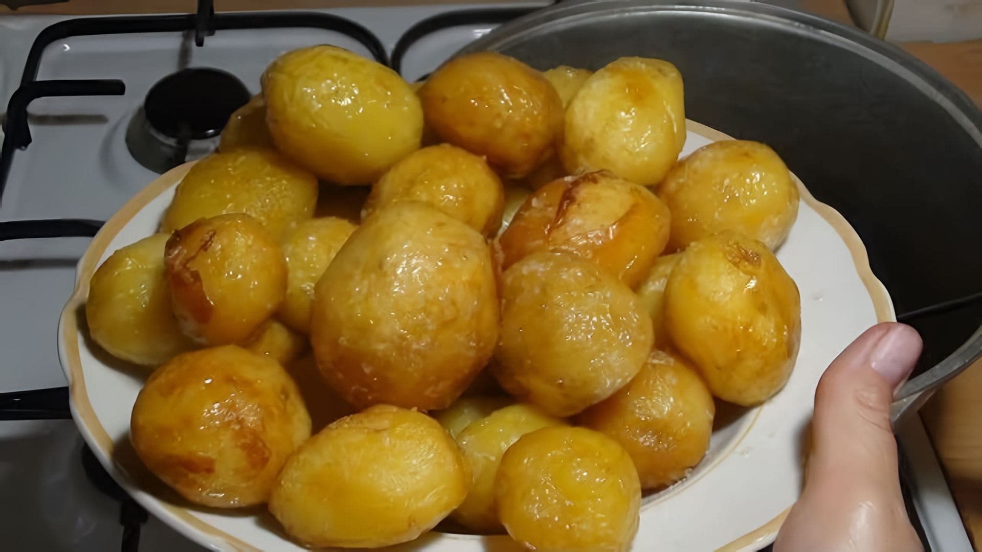 В этом видео-ролике вы увидите, как приготовить молодую картошку так, чтобы она была вкусной и ароматной