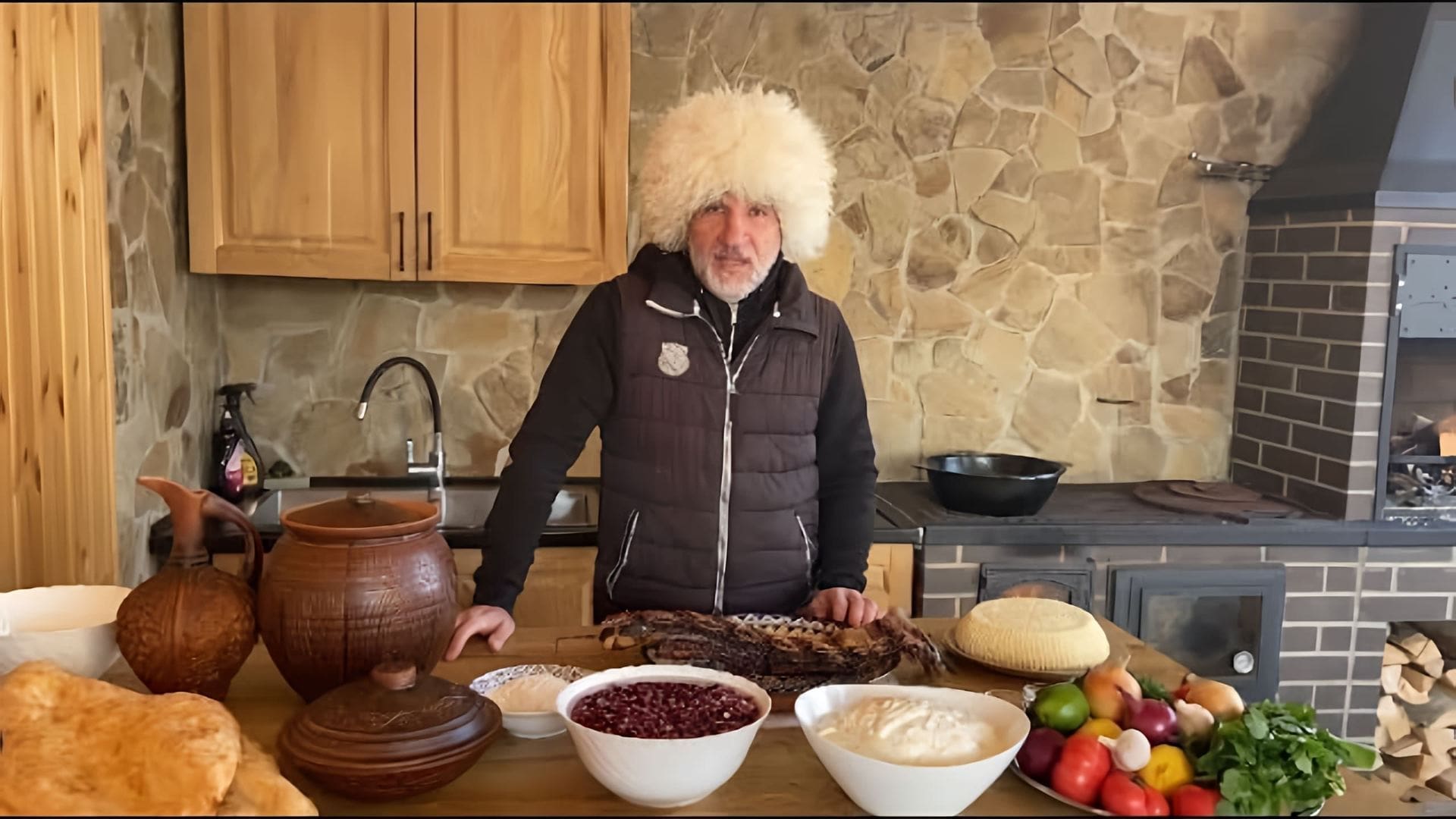 В этом видео демонстрируется приготовление трех осетинских блюд: фасолевого супа кадур, дзыкки и салата из черной редьки