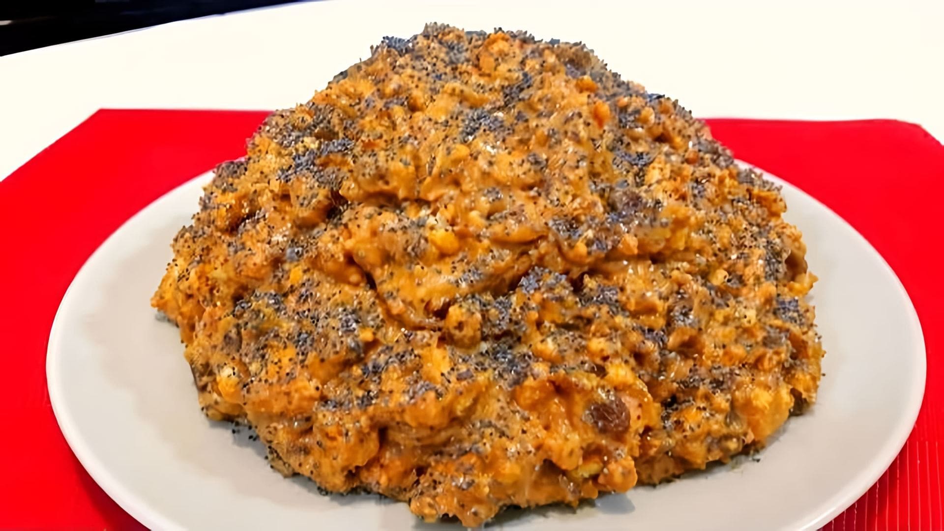 В этом видео демонстрируется рецепт приготовления торта "Муравейник" без выпечки