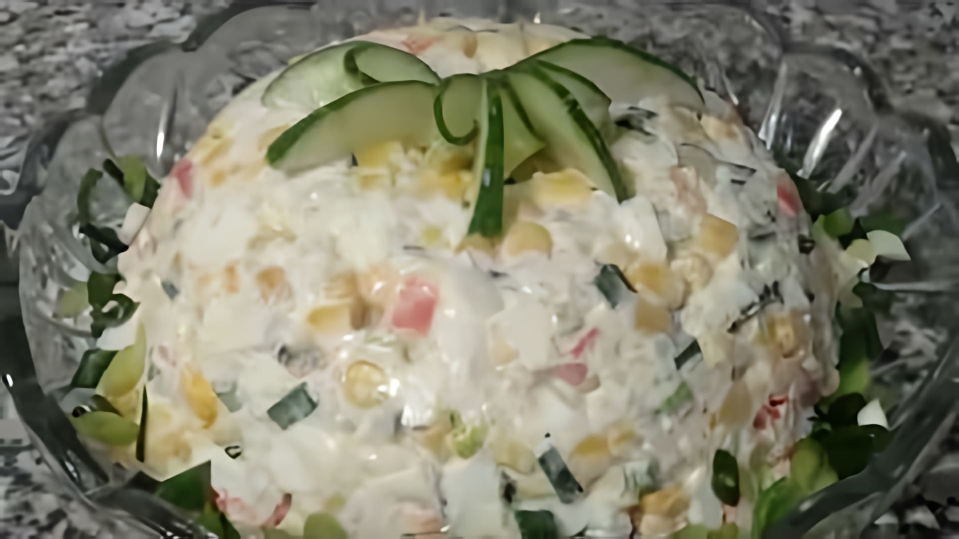 В этом видео демонстрируется рецепт приготовления крабового салата