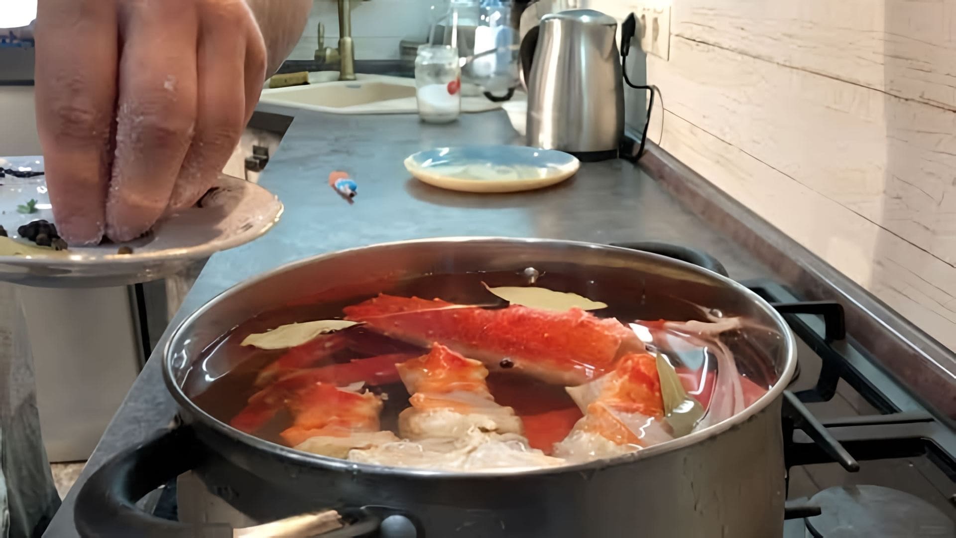 В этом видео демонстрируется процесс приготовления замороженного камчатского краба