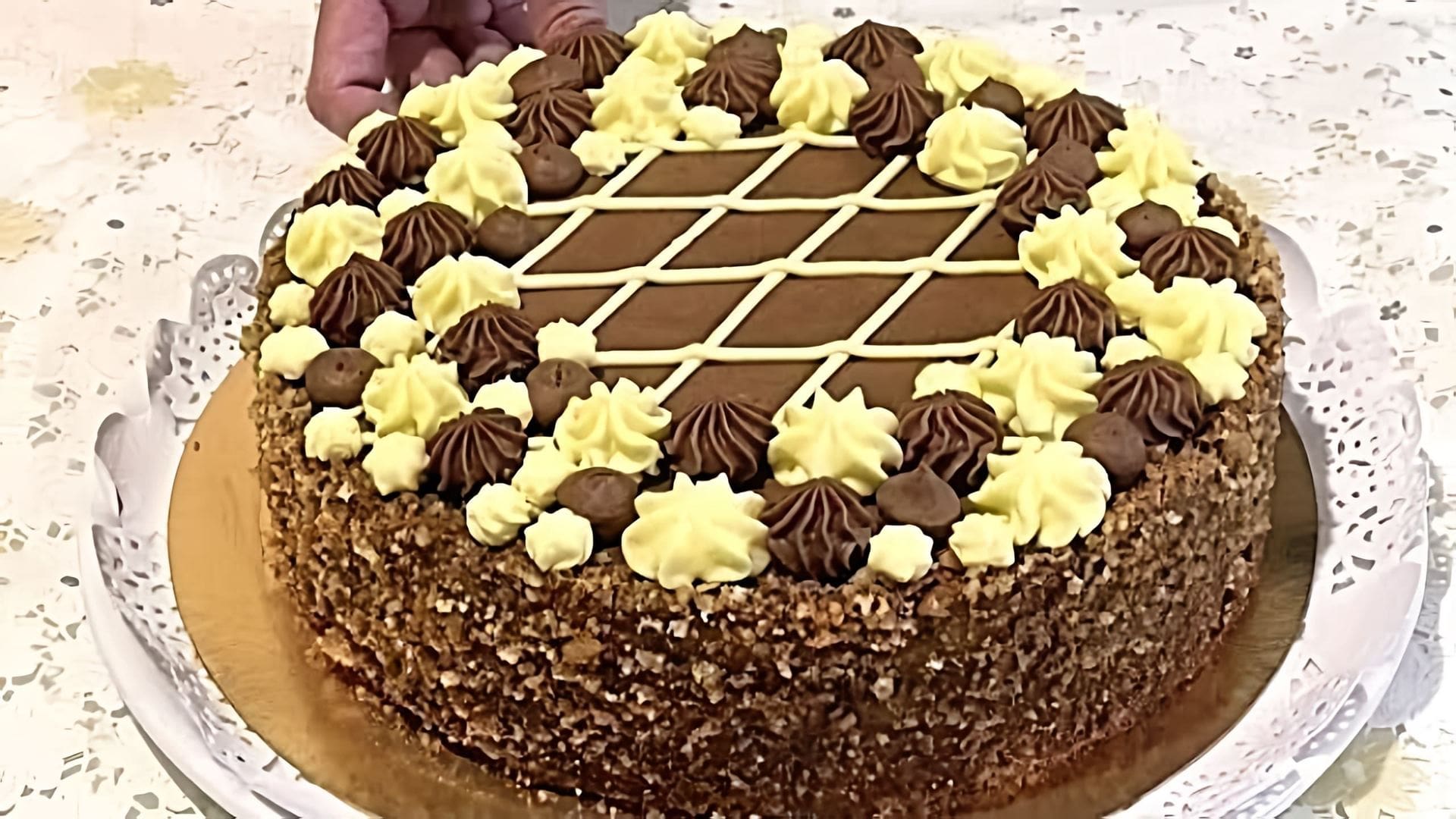 В этом видео демонстрируется процесс приготовления торта "Абшерон"
