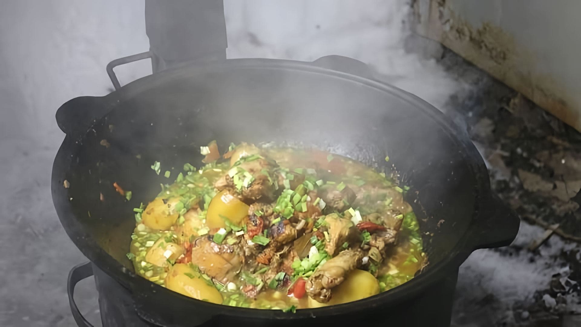 В этом видео демонстрируется простой рецепт приготовления тушеной курицы с овощами в казане