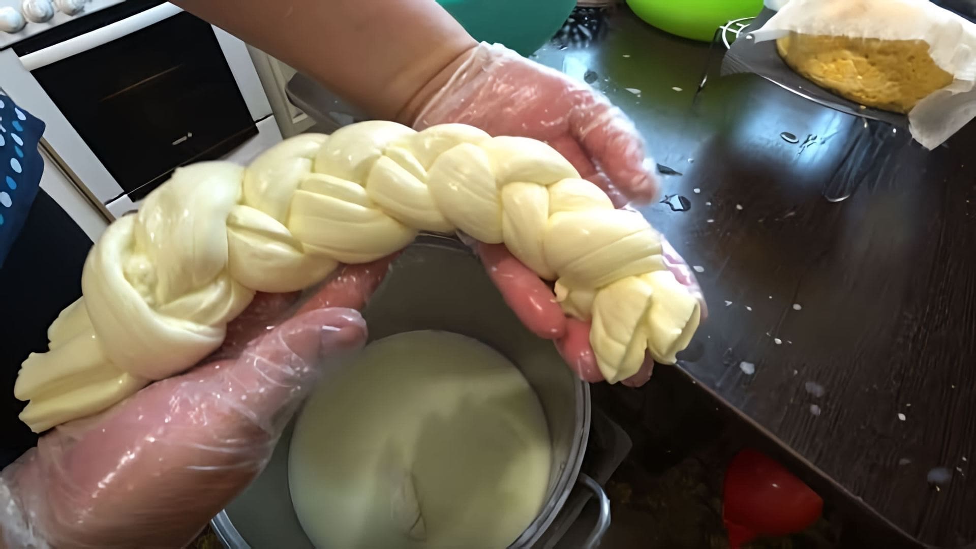 В этом видео показано, как приготовить сыр сулугуни в домашних условиях