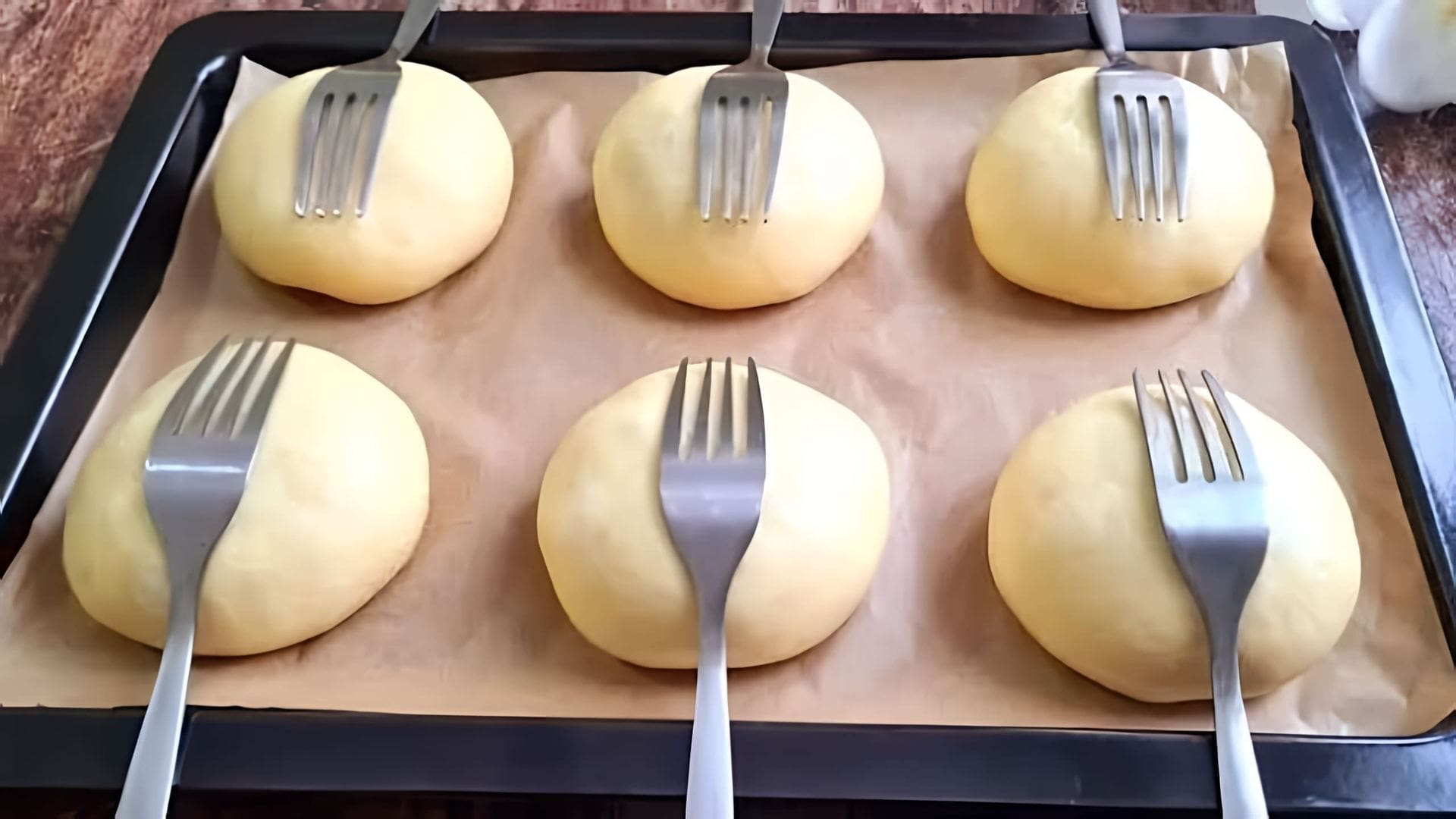 В этом видео демонстрируется процесс приготовления домашних булочек с использованием вилки